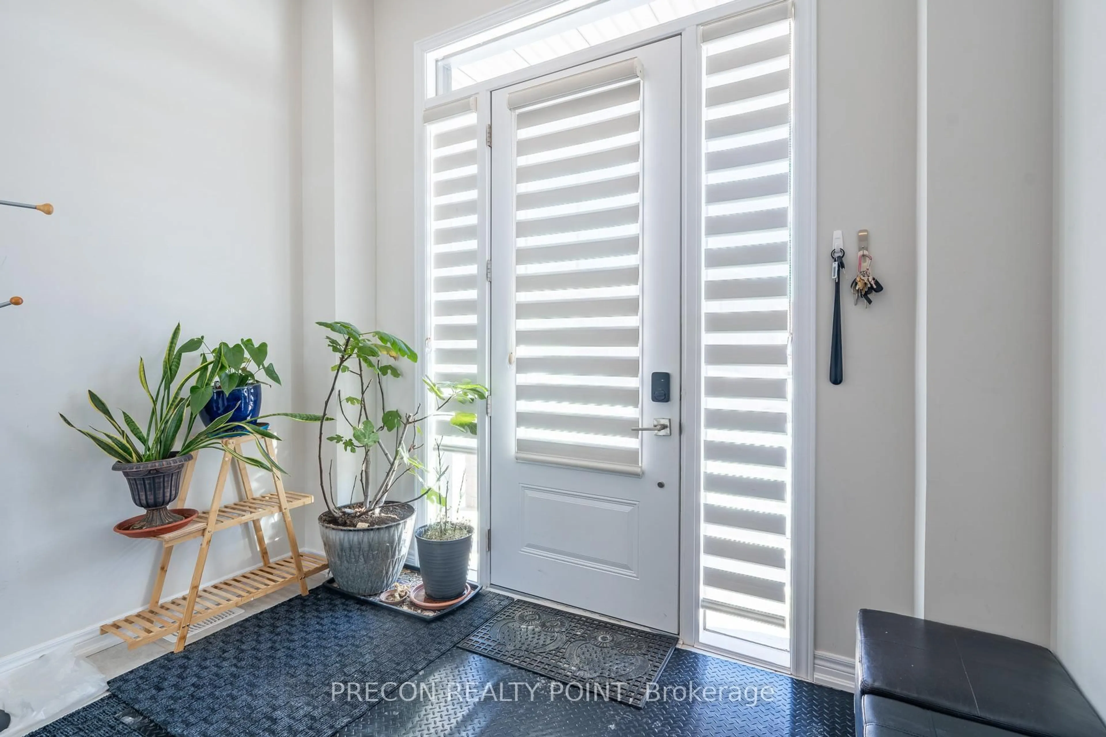 Indoor entryway for 100 Starfire Cres, Hamilton Ontario L8E 0K9