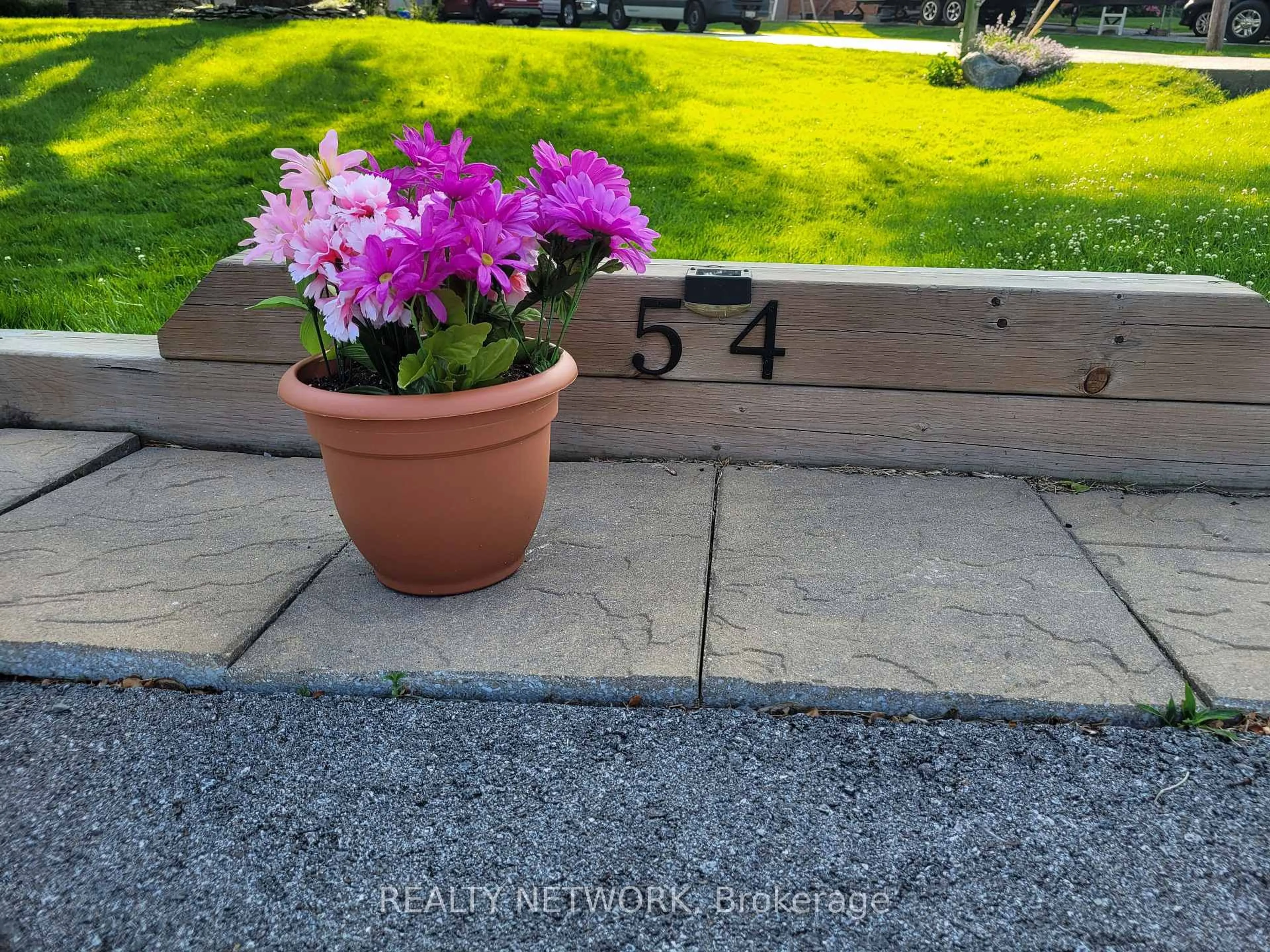 Patio, street for 54 Valley Rd, St. Catharines Ontario L2S 1Y6