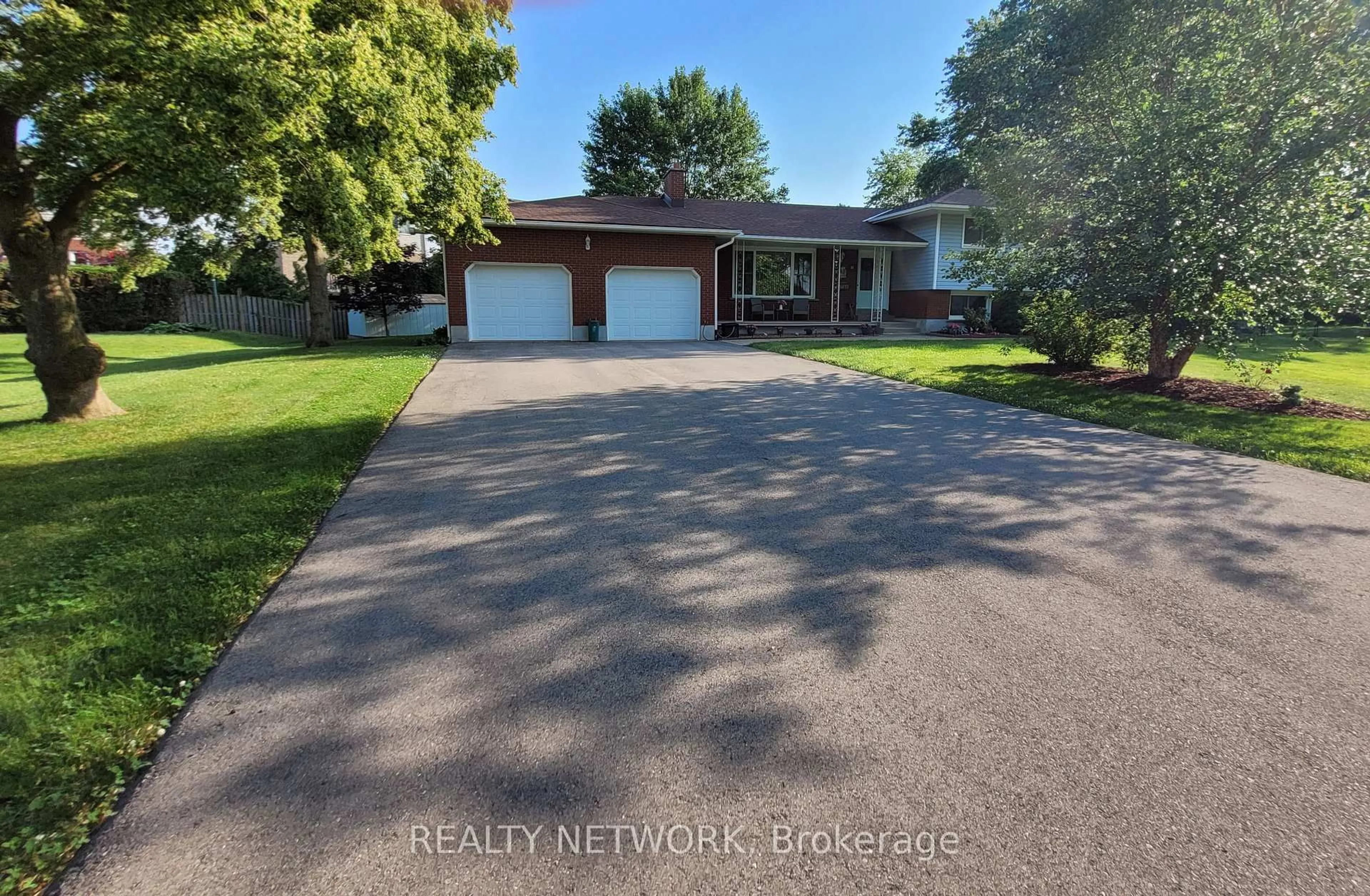 A pic from outside/outdoor area/front of a property/back of a property/a pic from drone, street for 54 Valley Rd, St. Catharines Ontario L2S 1Y6
