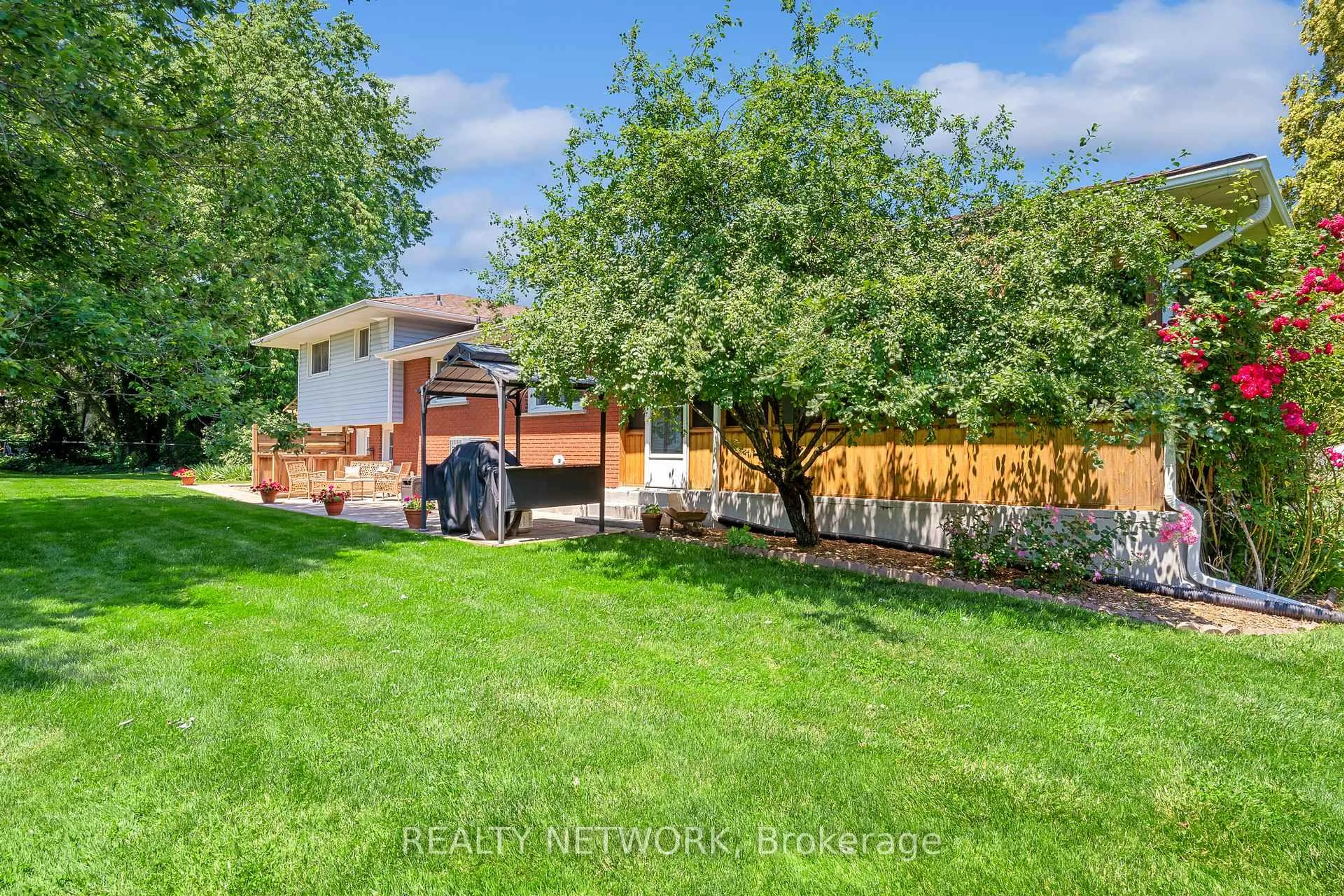 A pic from outside/outdoor area/front of a property/back of a property/a pic from drone, street for 54 Valley Rd, St. Catharines Ontario L2S 1Y6