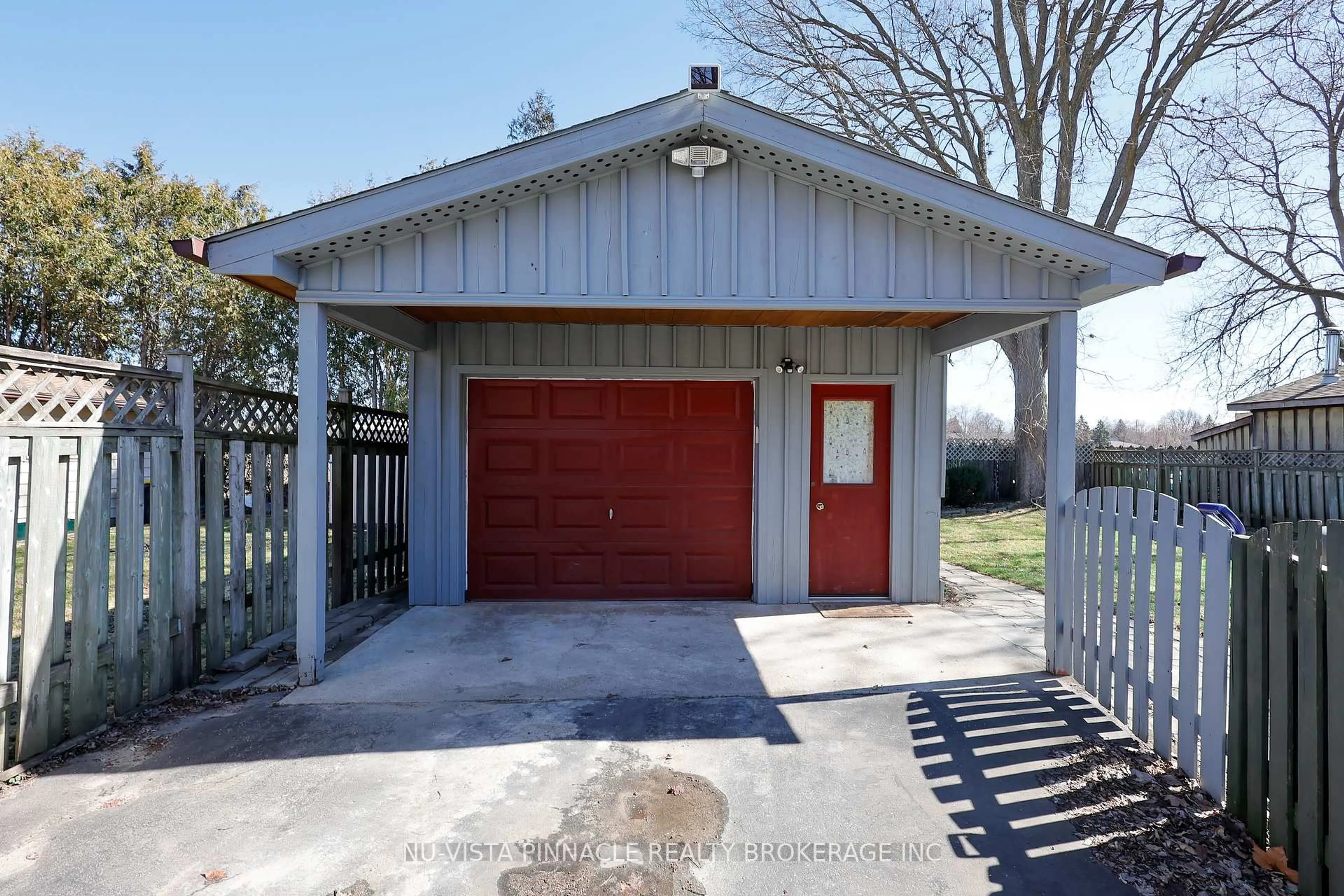 Indoor garage for 1911 CRYSTAL Cres, London East Ontario N5V 1H5