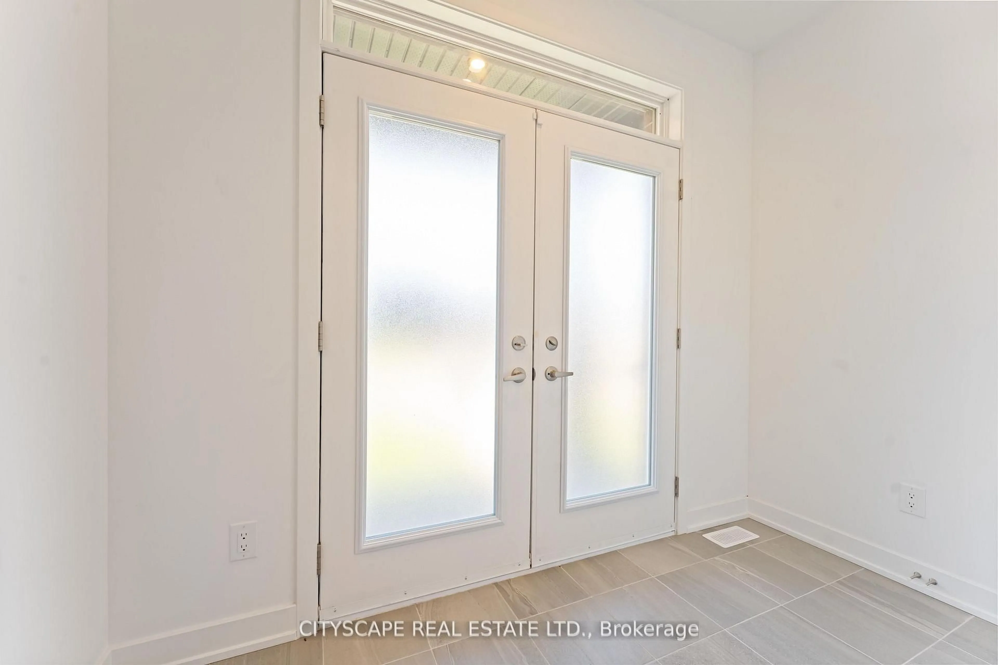 Indoor entryway for 617 Kenabeek Terr, Ottawa Ontario K4M 0B3