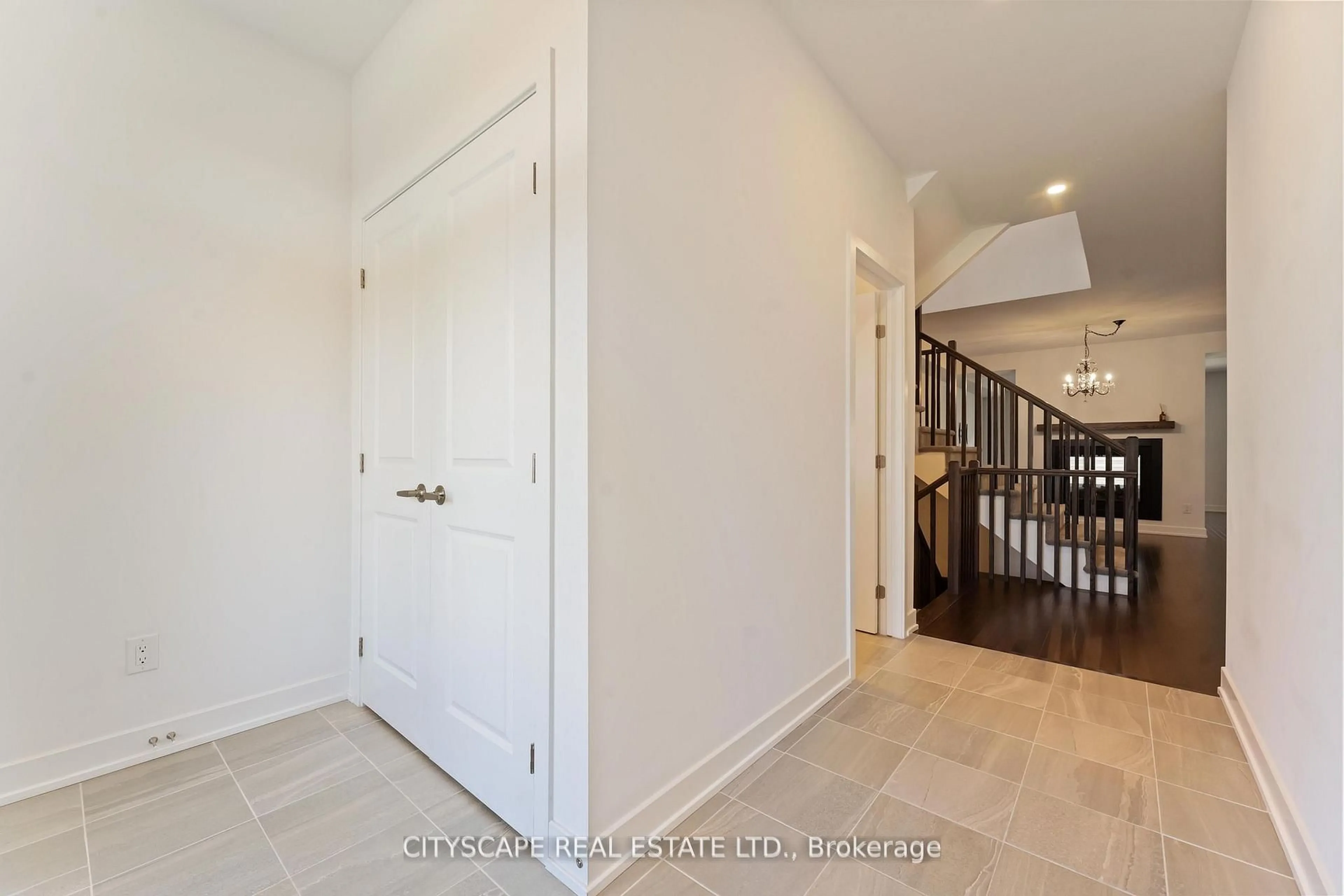 Indoor entryway for 617 Kenabeek Terr, Ottawa Ontario K4M 0B3