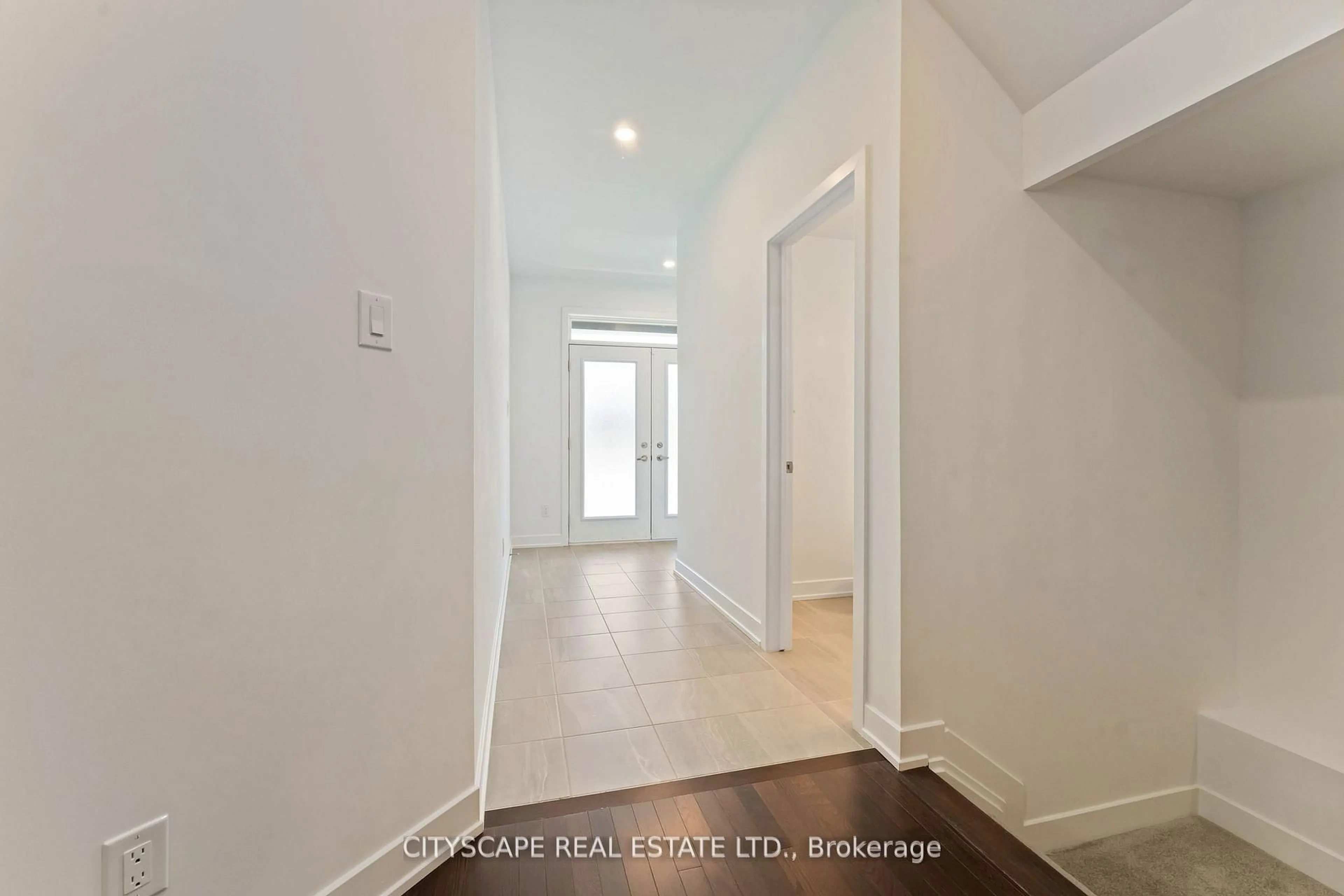 Indoor entryway for 617 Kenabeek Terr, Ottawa Ontario K4M 0B3