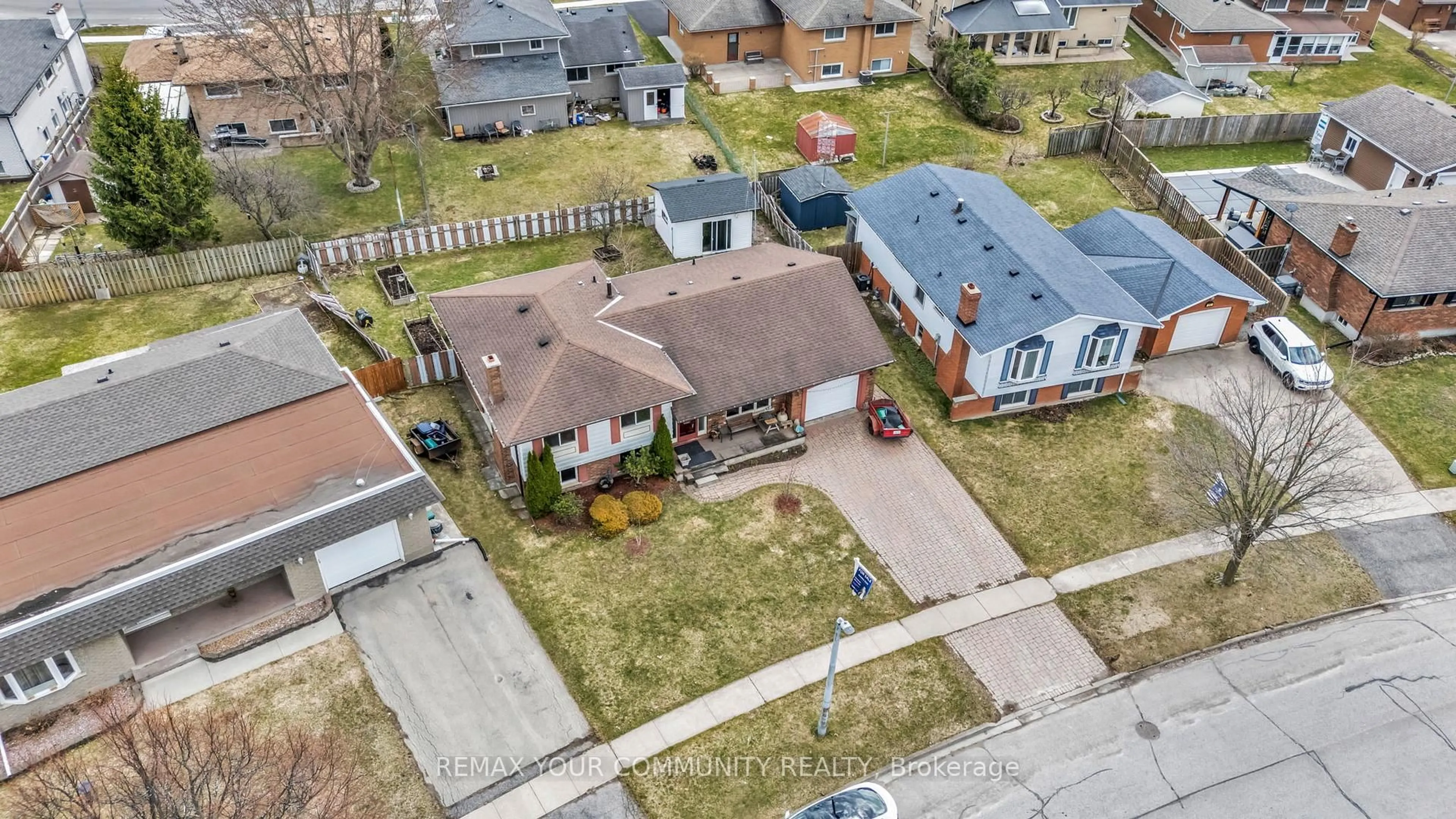 A pic from outside/outdoor area/front of a property/back of a property/a pic from drone, street for 32 Wellbrook Blvd, Welland Ontario L3C 5T4