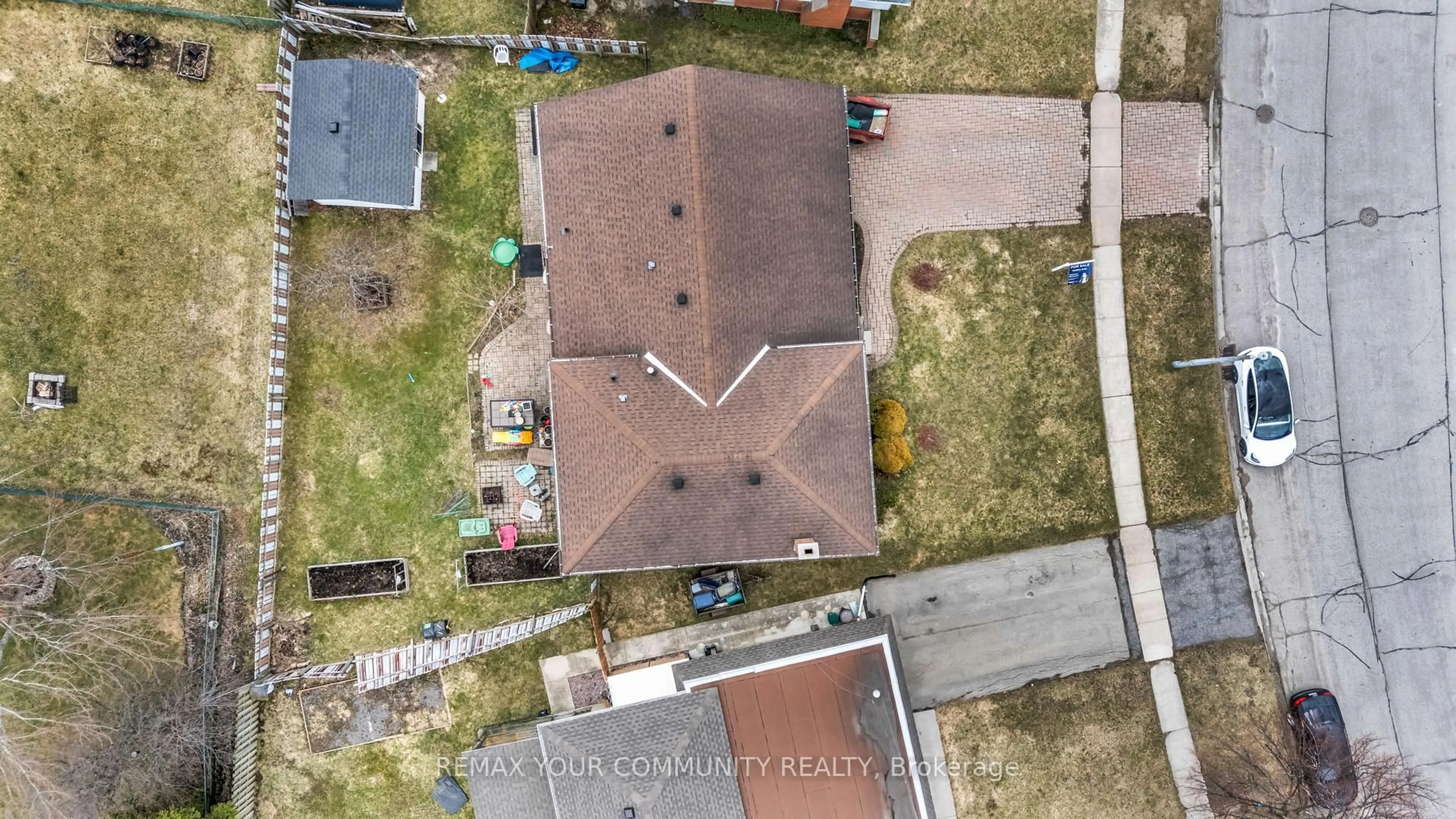 A pic from outside/outdoor area/front of a property/back of a property/a pic from drone, unknown for 32 Wellbrook Blvd, Welland Ontario L3C 5T4