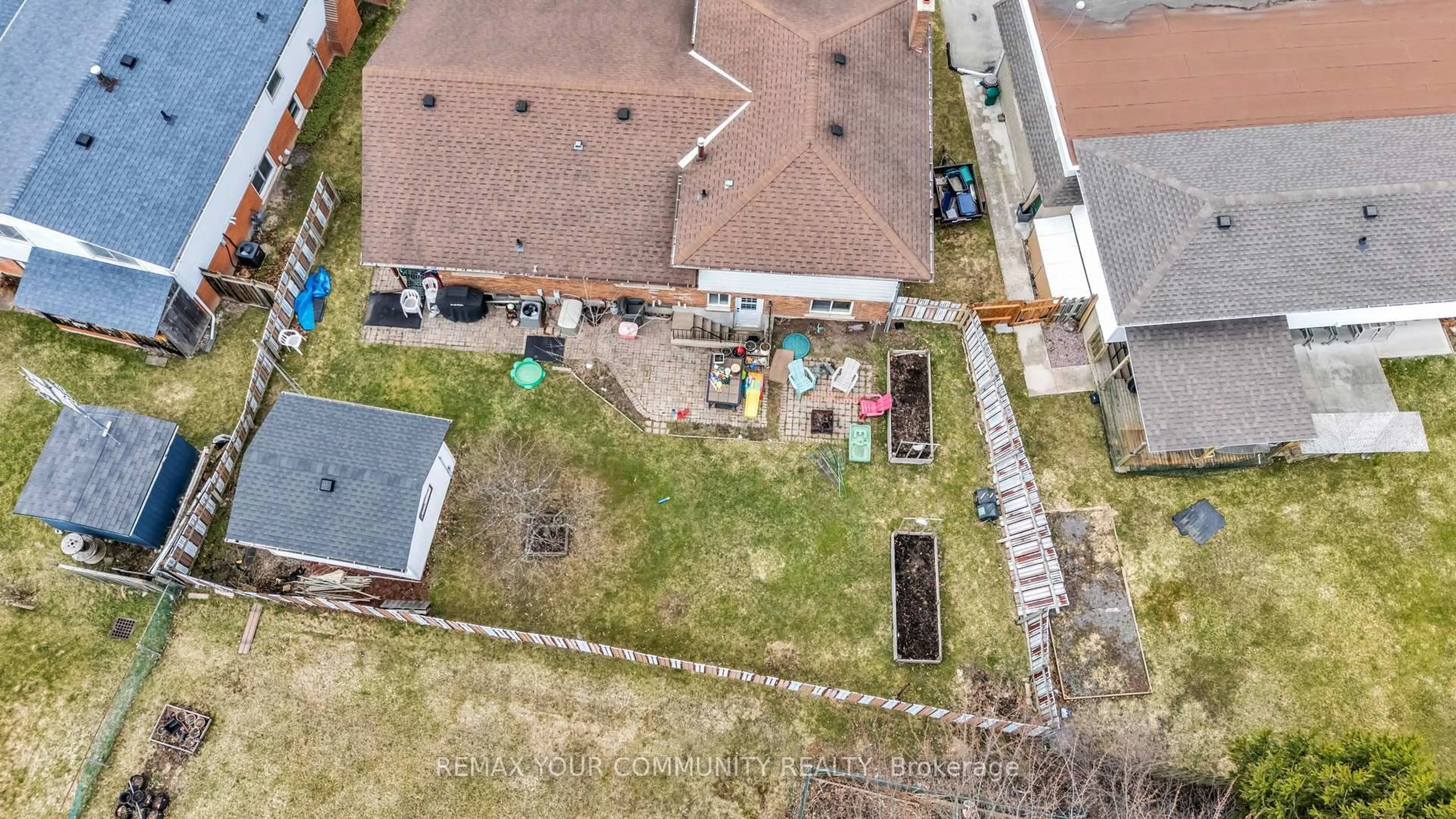 A pic from outside/outdoor area/front of a property/back of a property/a pic from drone, street for 32 Wellbrook Blvd, Welland Ontario L3C 5T4