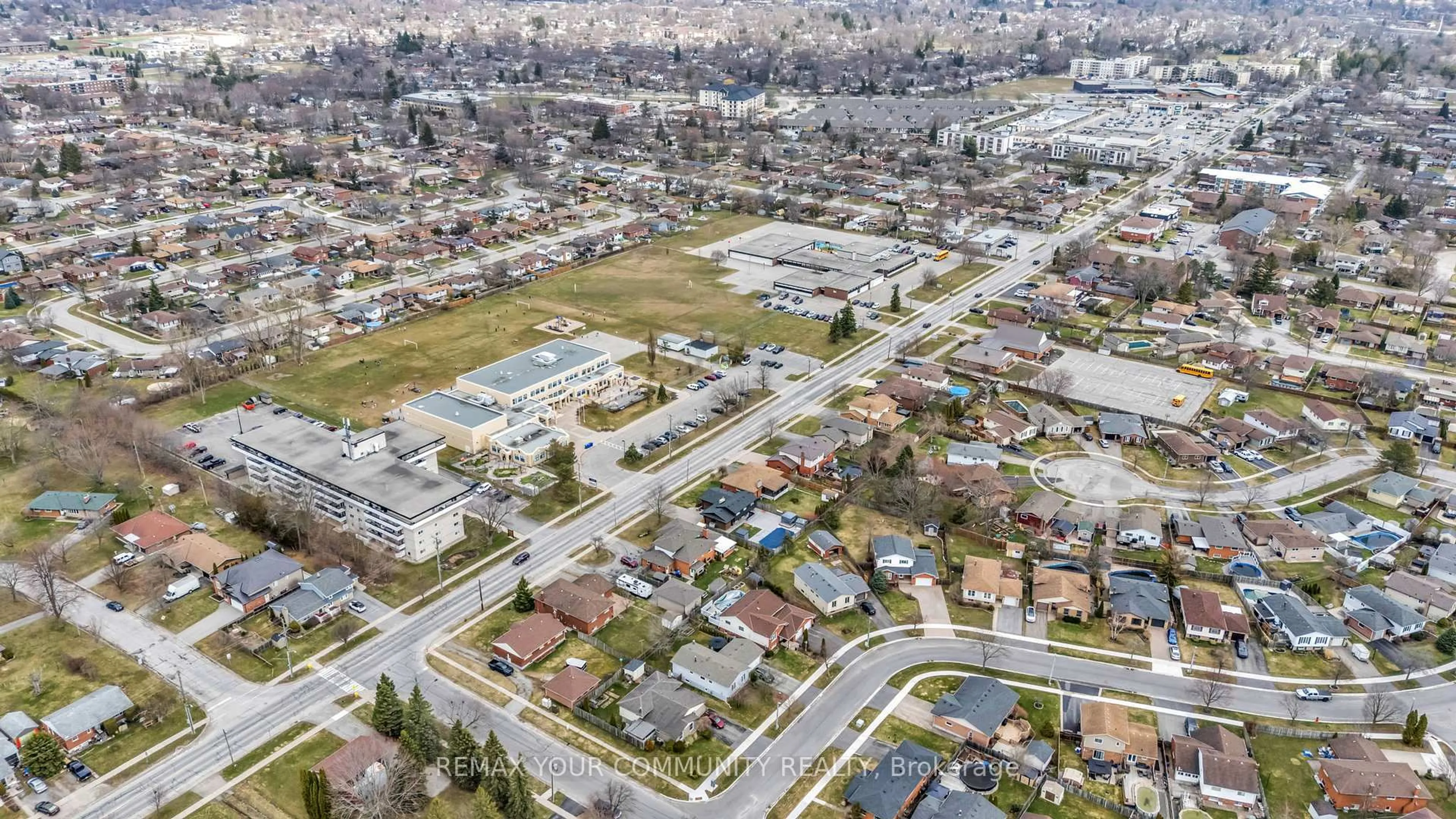 A pic from outside/outdoor area/front of a property/back of a property/a pic from drone, street for 32 Wellbrook Blvd, Welland Ontario L3C 5T4