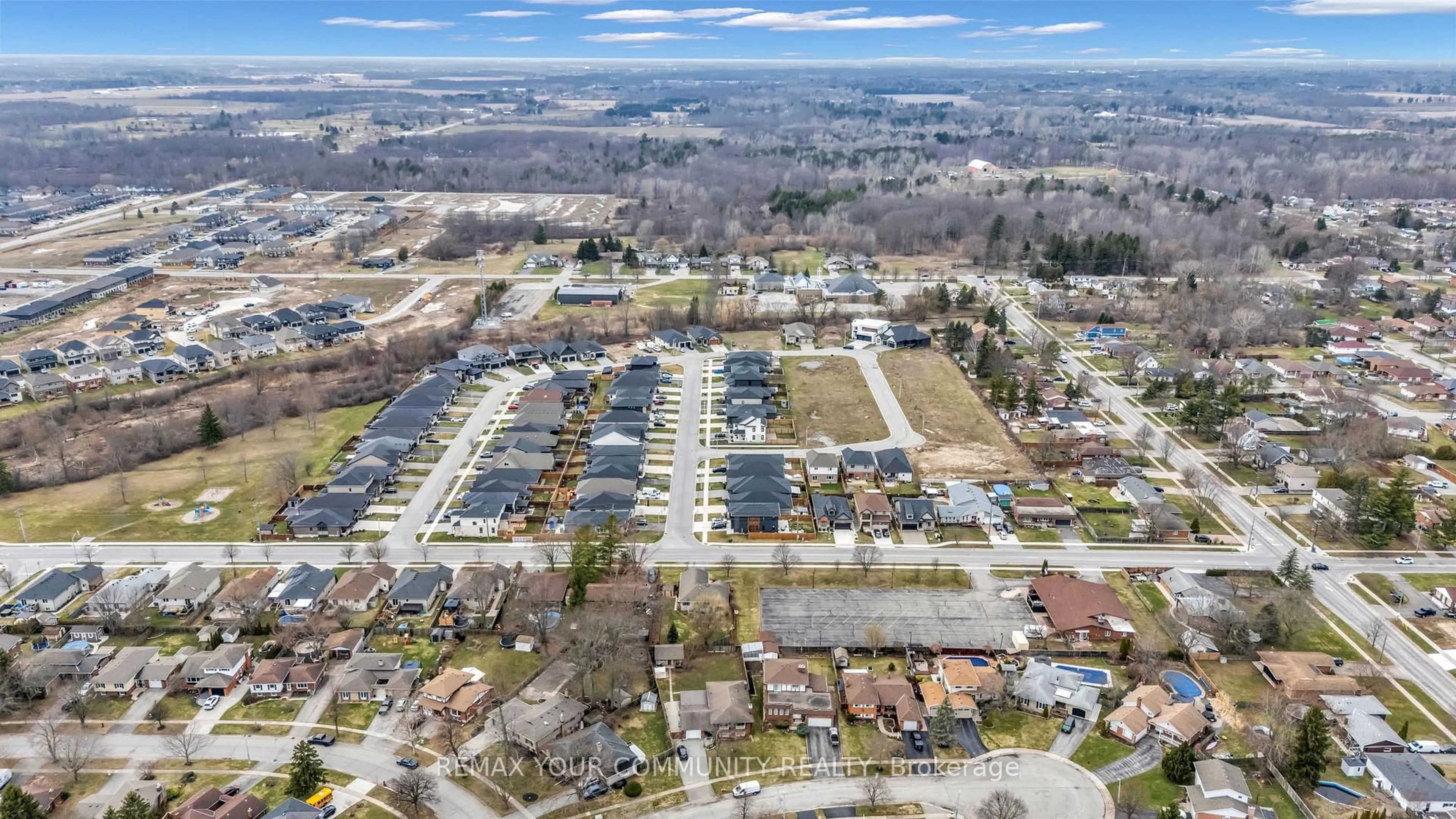 A pic from outside/outdoor area/front of a property/back of a property/a pic from drone, street for 32 Wellbrook Blvd, Welland Ontario L3C 5T4