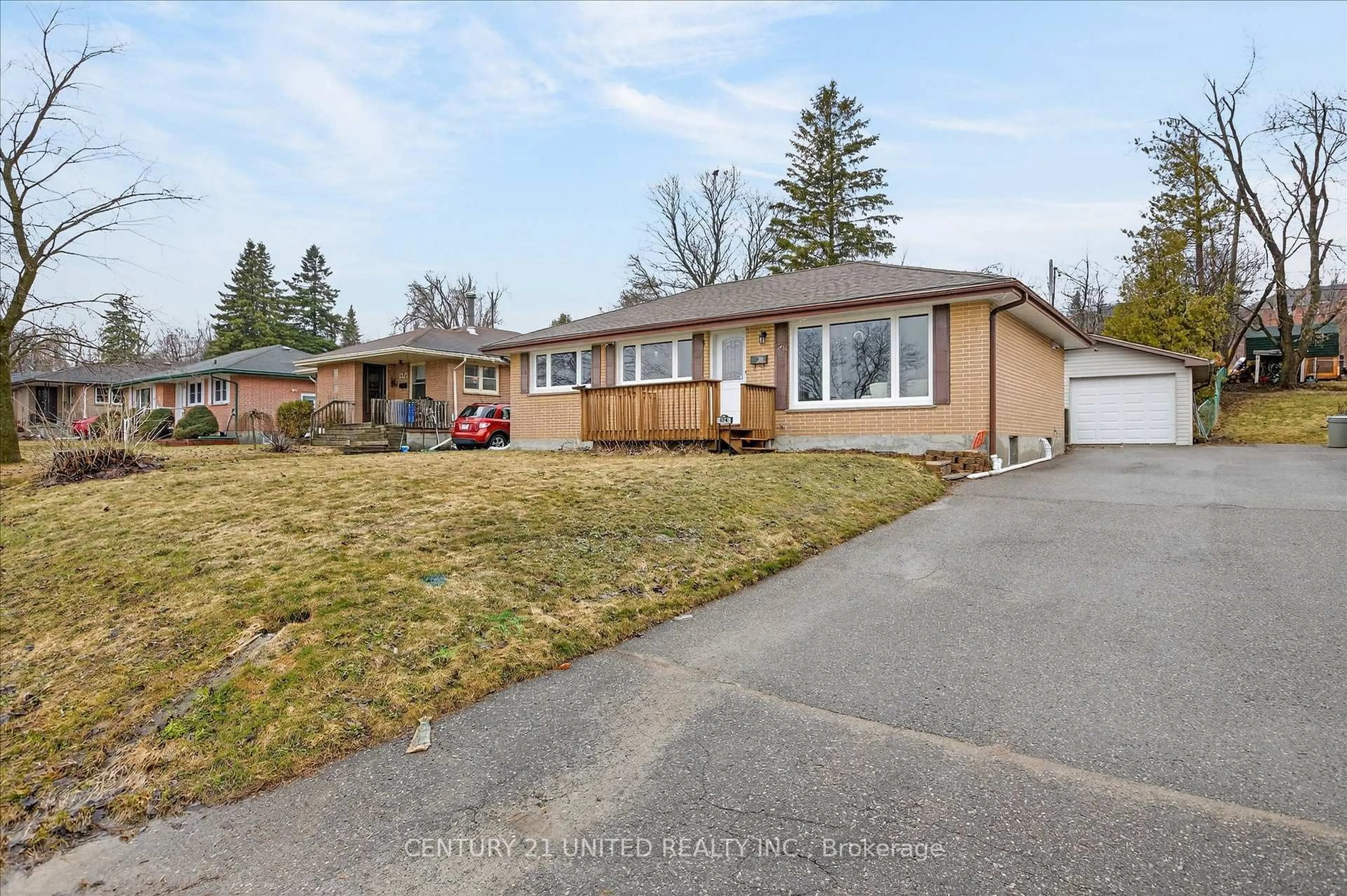 A pic from outside/outdoor area/front of a property/back of a property/a pic from drone, street for 578 Hillside St, Peterborough Ontario K9H 5N6