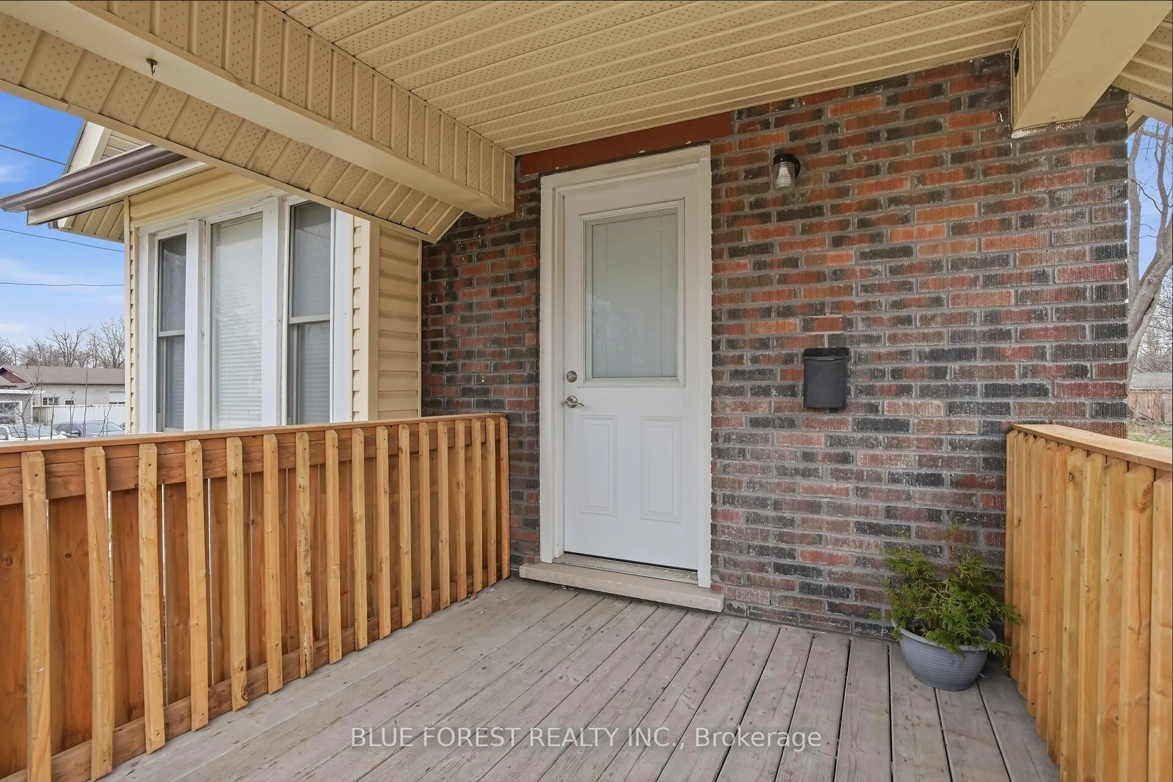 Indoor entryway for 178 Thompson Rd, London South Ontario N5Z 2Y8