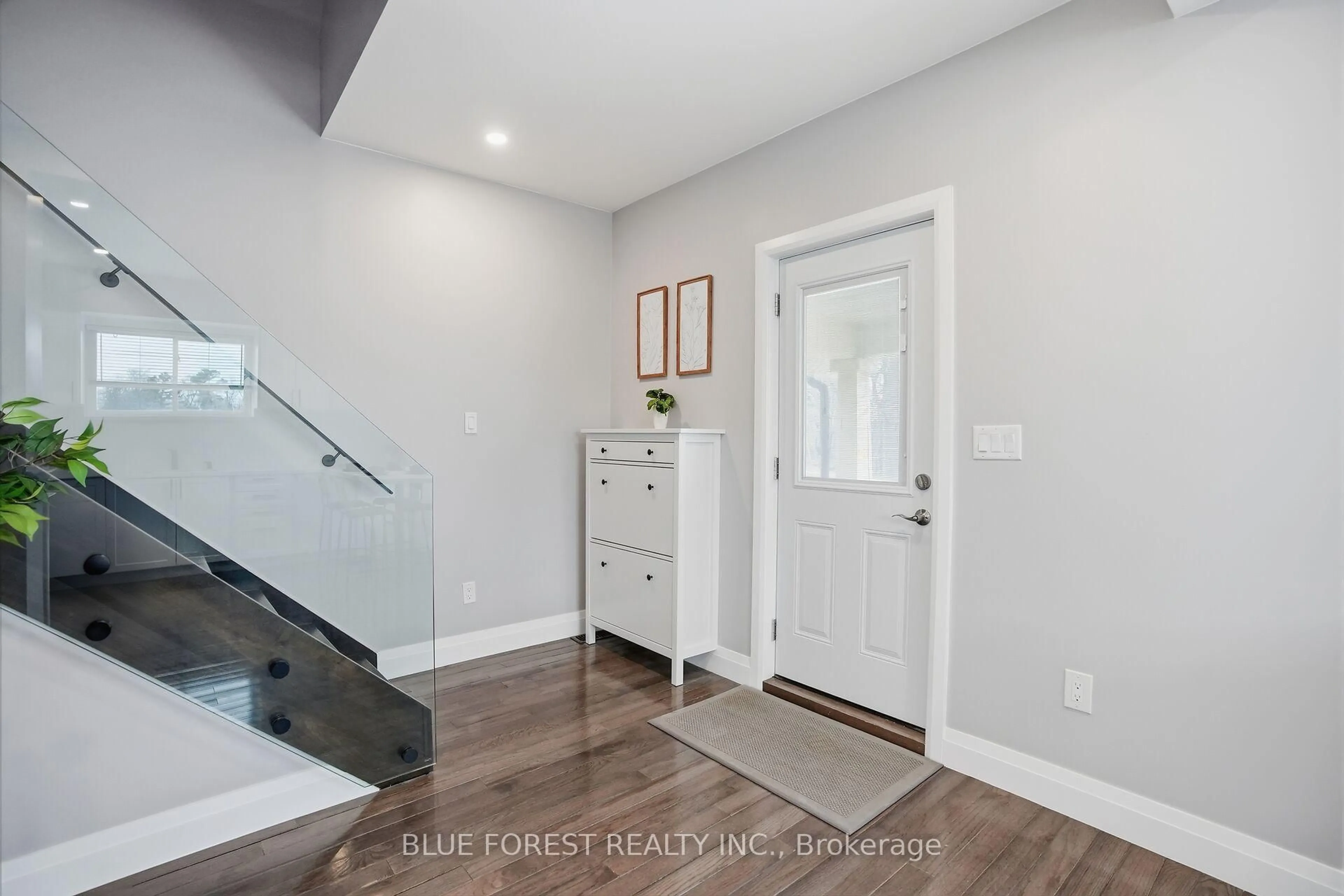 Indoor entryway for 178 Thompson Rd, London South Ontario N5Z 2Y8