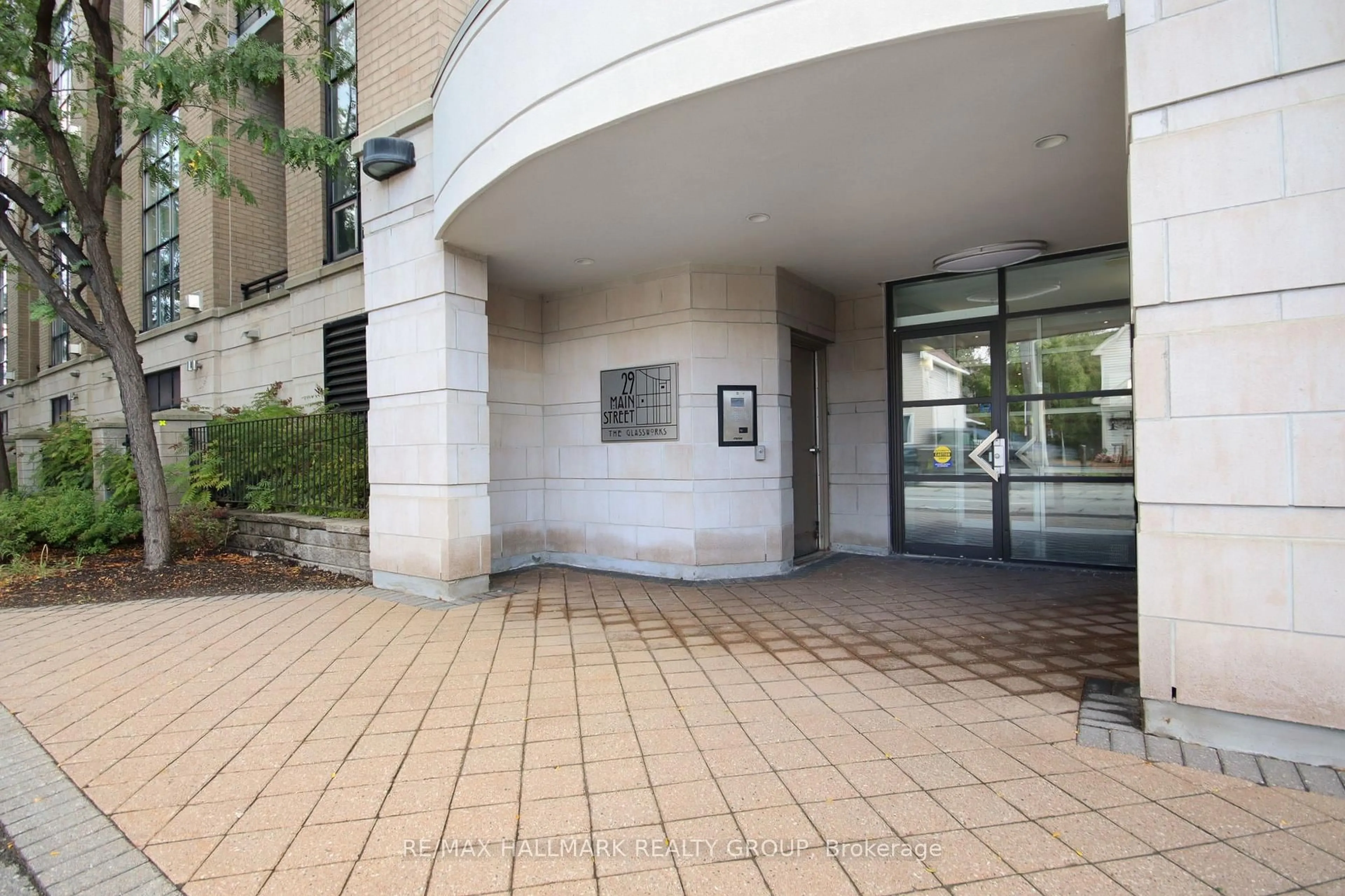 Indoor foyer for 29 Main St #203, Ottawa Ontario K1S 1B1
