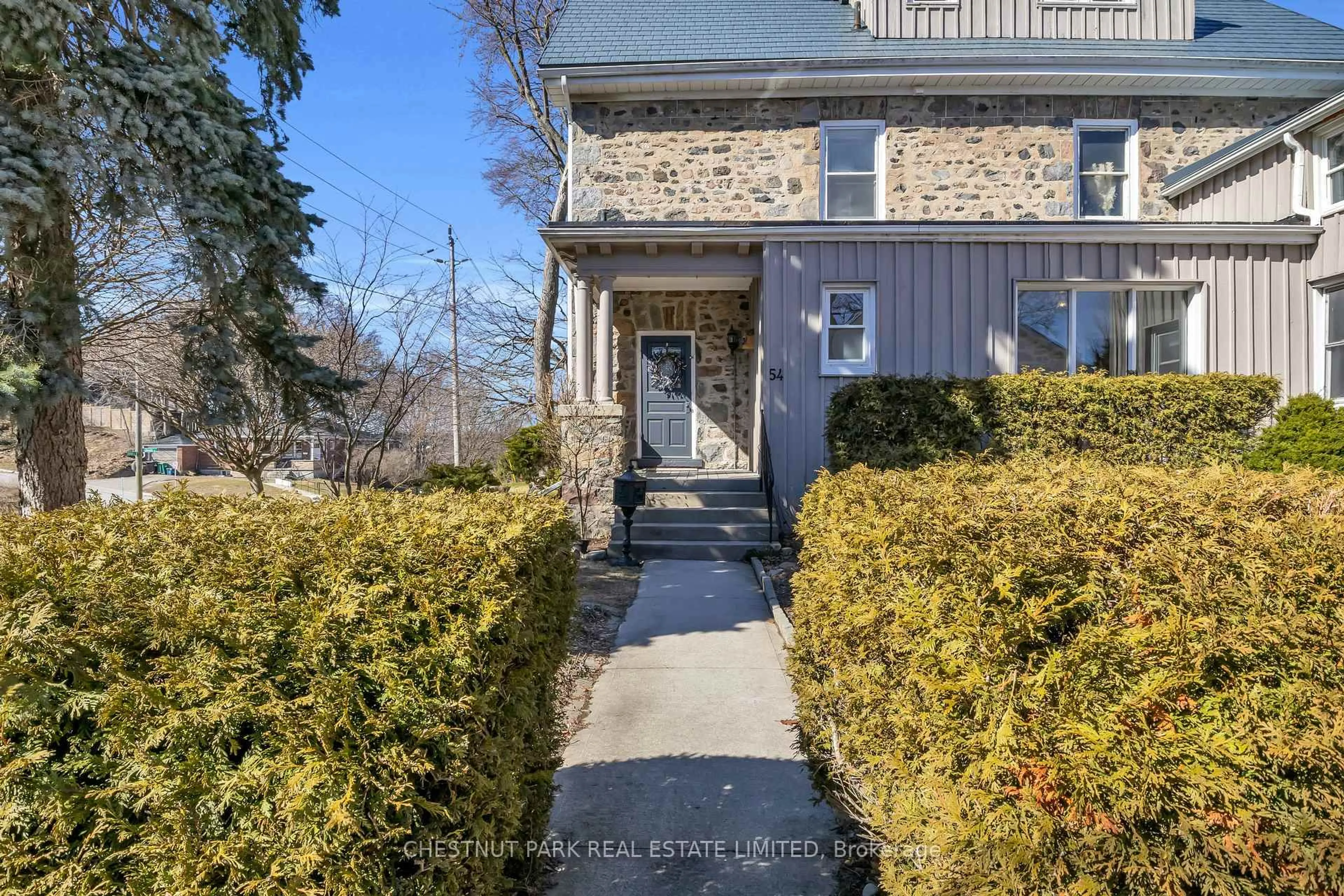 A pic from outside/outdoor area/front of a property/back of a property/a pic from drone, street for 54 Bruce St, Cambridge Ontario N1R 2E3