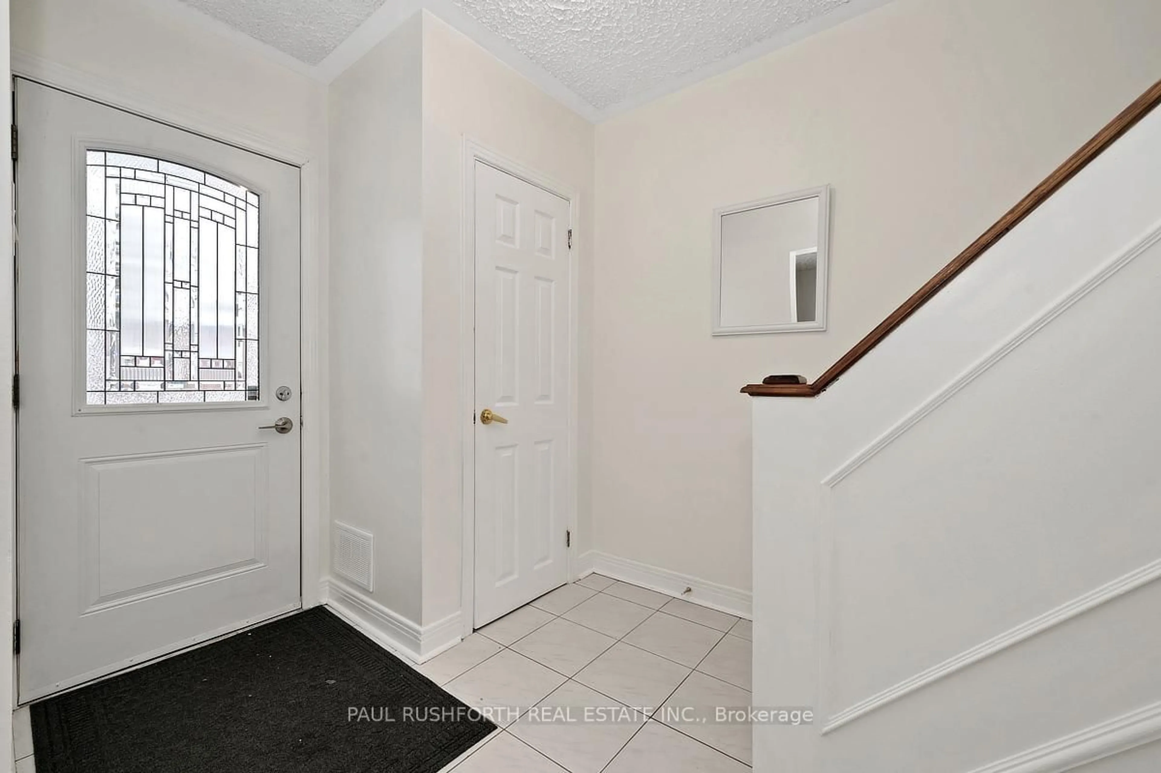 Indoor entryway for 2433 Clementine Blvd, Ottawa Ontario K1V 8E1