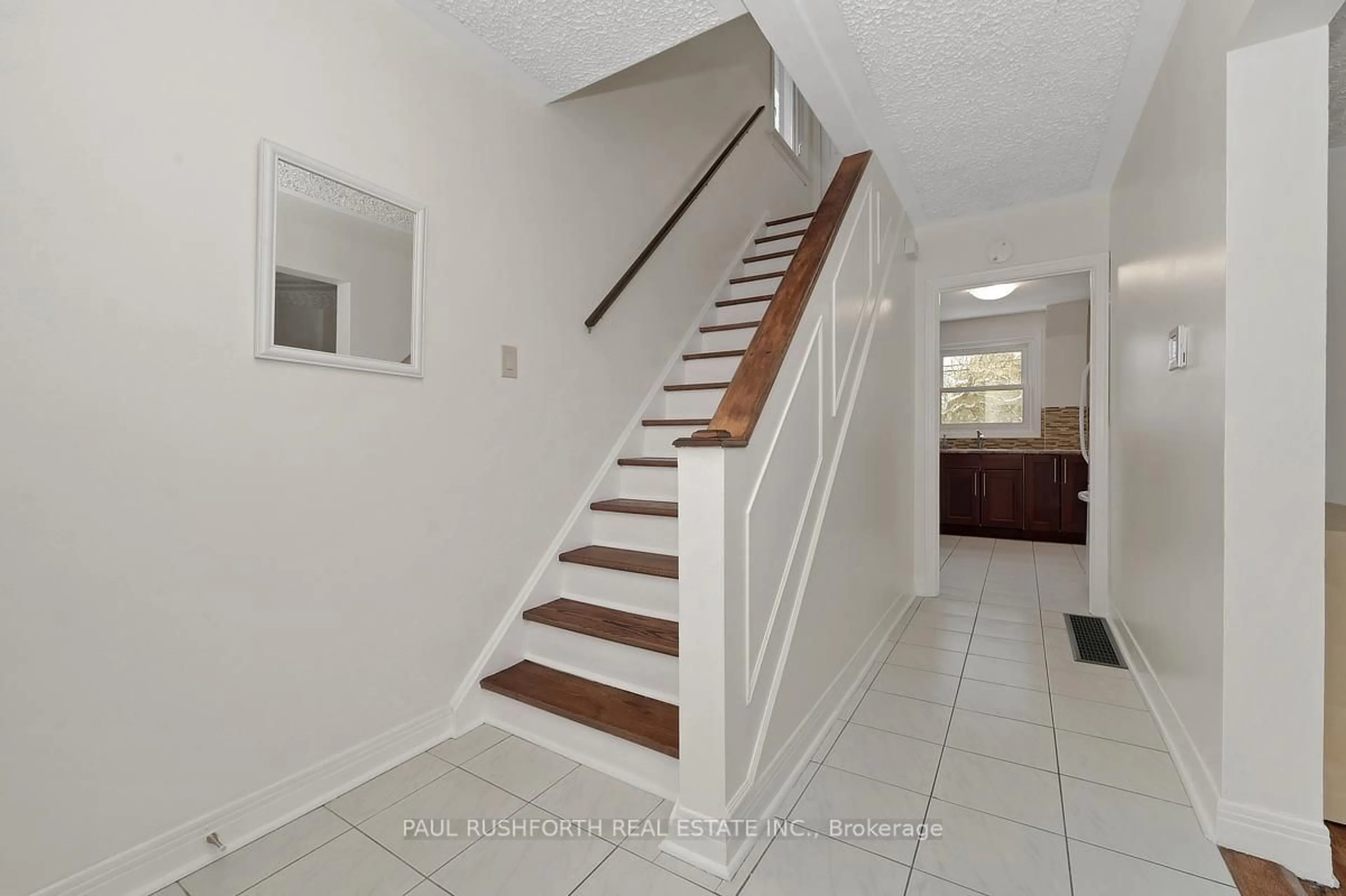 Stairs for 2433 Clementine Blvd, Ottawa Ontario K1V 8E1