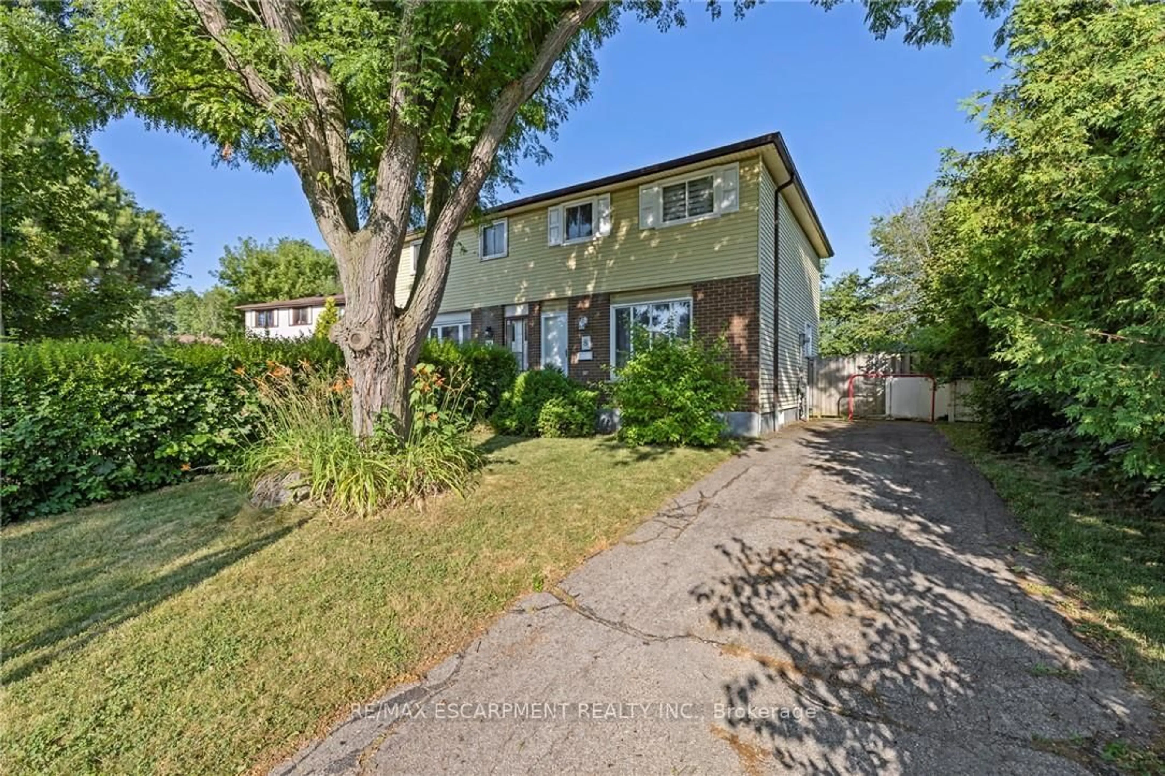 A pic from outside/outdoor area/front of a property/back of a property/a pic from drone, street for 8 Gerrick Crt, Hamilton Ontario L9C 6H2