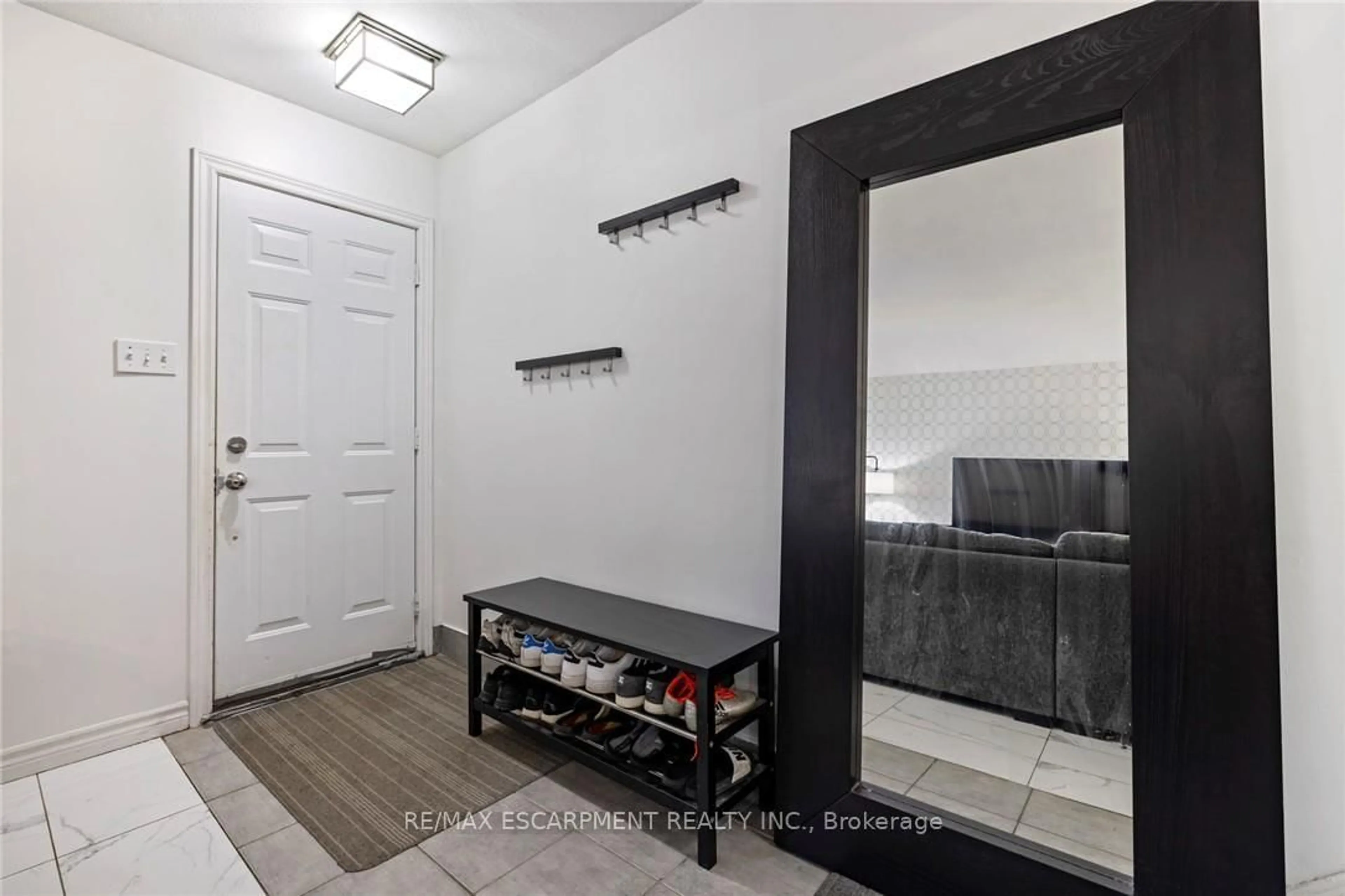 Indoor entryway for 8 Gerrick Crt, Hamilton Ontario L9C 6H2