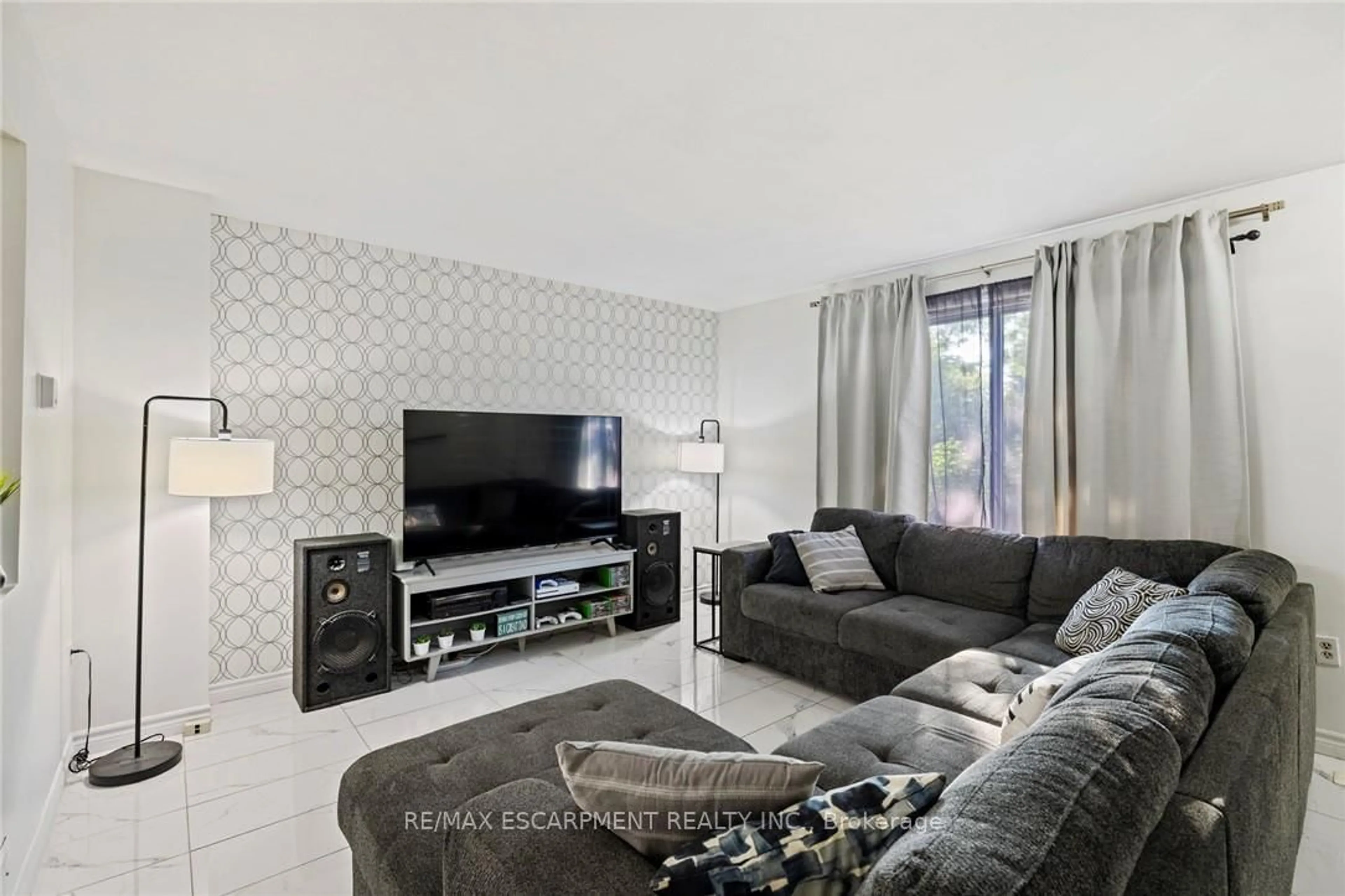 Living room with furniture, unknown for 8 Gerrick Crt, Hamilton Ontario L9C 6H2