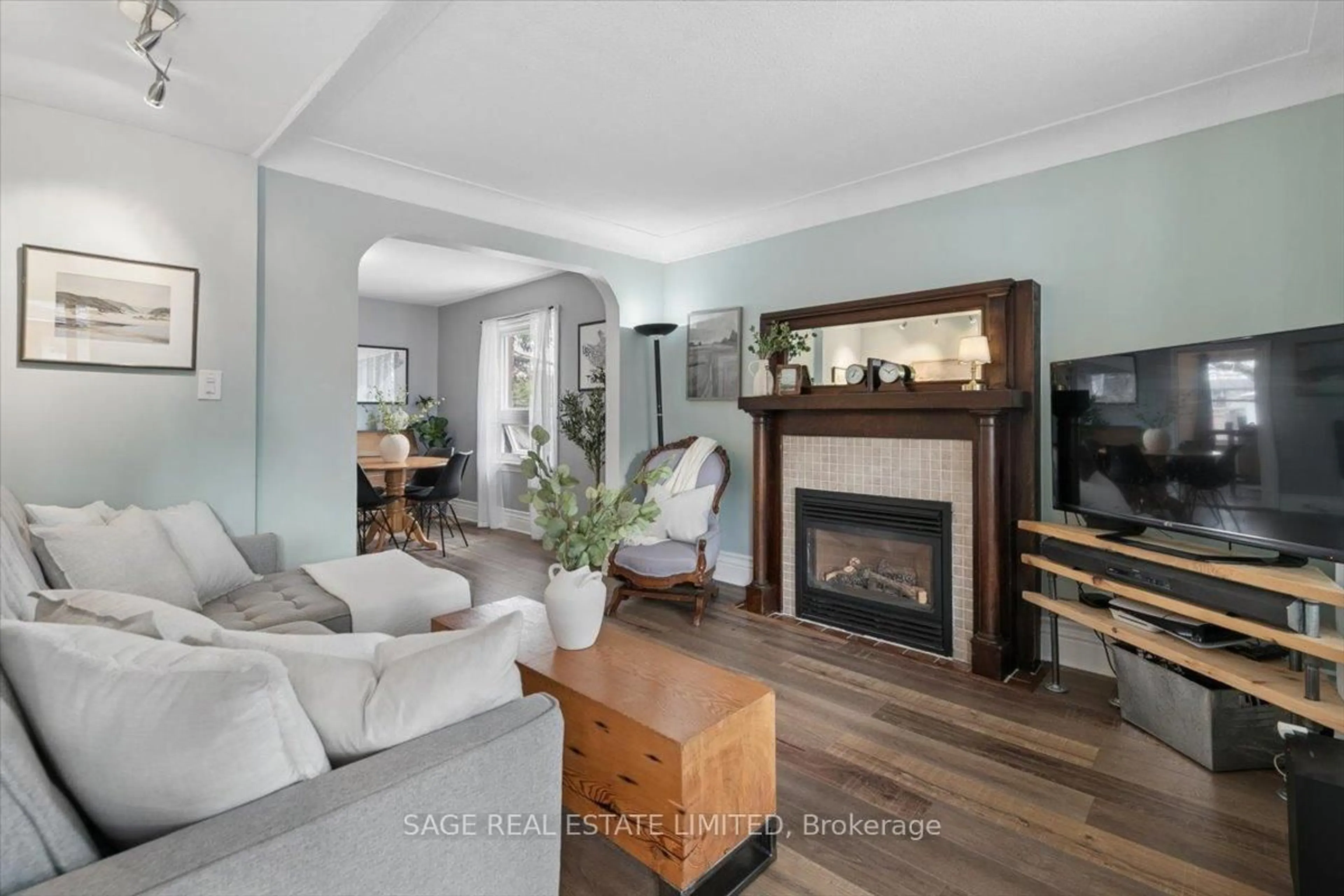 Living room with furniture, wood/laminate floor for 95 Belview Ave, Hamilton Ontario L8L 7K9