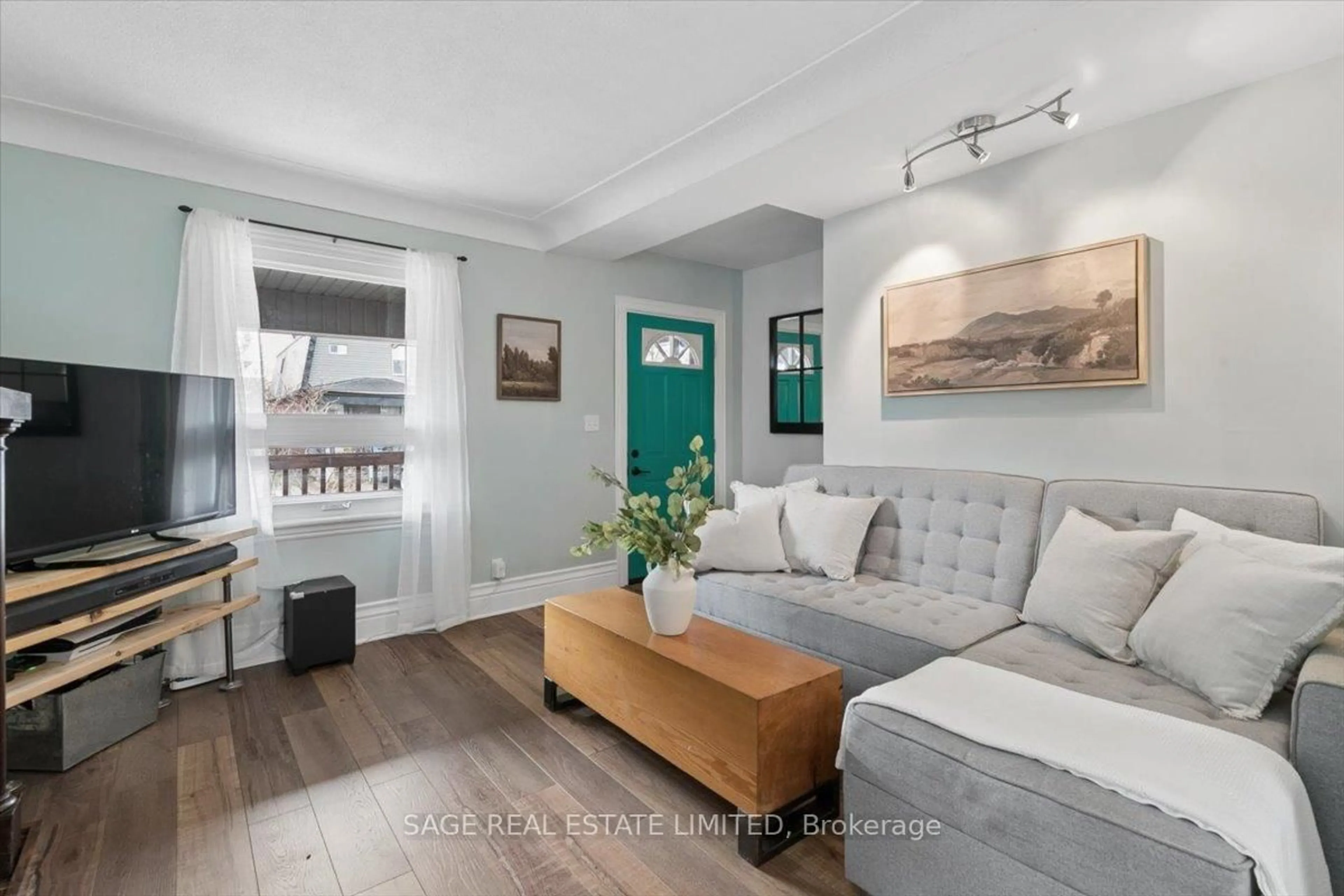 Living room with furniture, unknown for 95 Belview Ave, Hamilton Ontario L8L 7K9