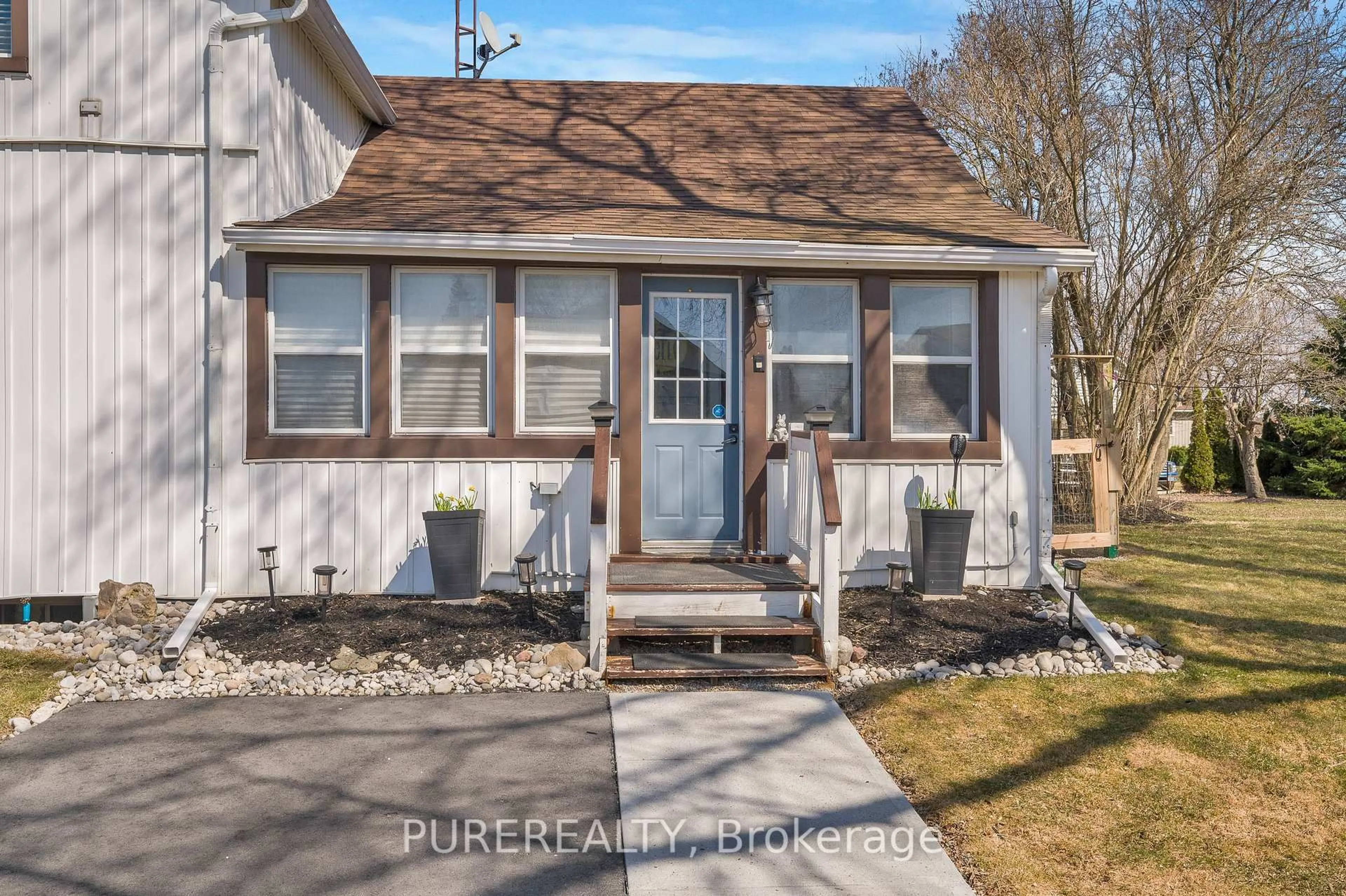 Home with vinyl exterior material, street for 2330 Wilson St, Hamilton Ontario L0R 1A0