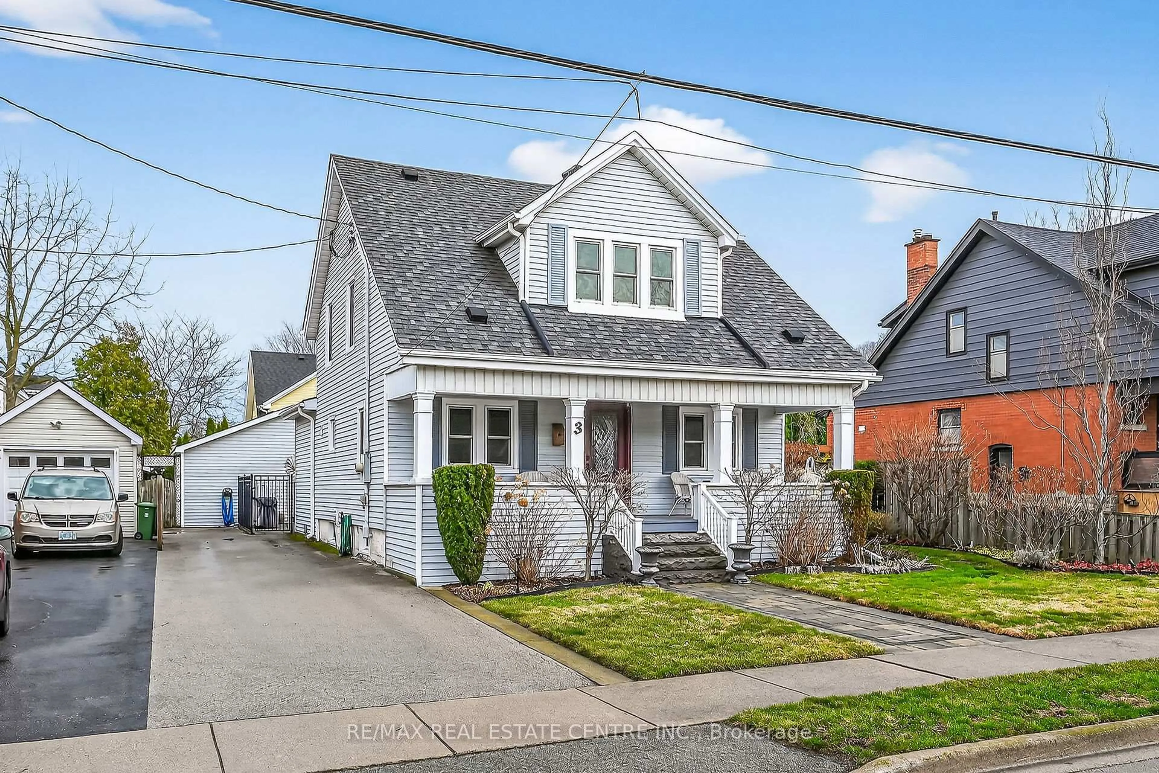 Home with vinyl exterior material, street for 3 Second St, Hamilton Ontario L8G 1R4