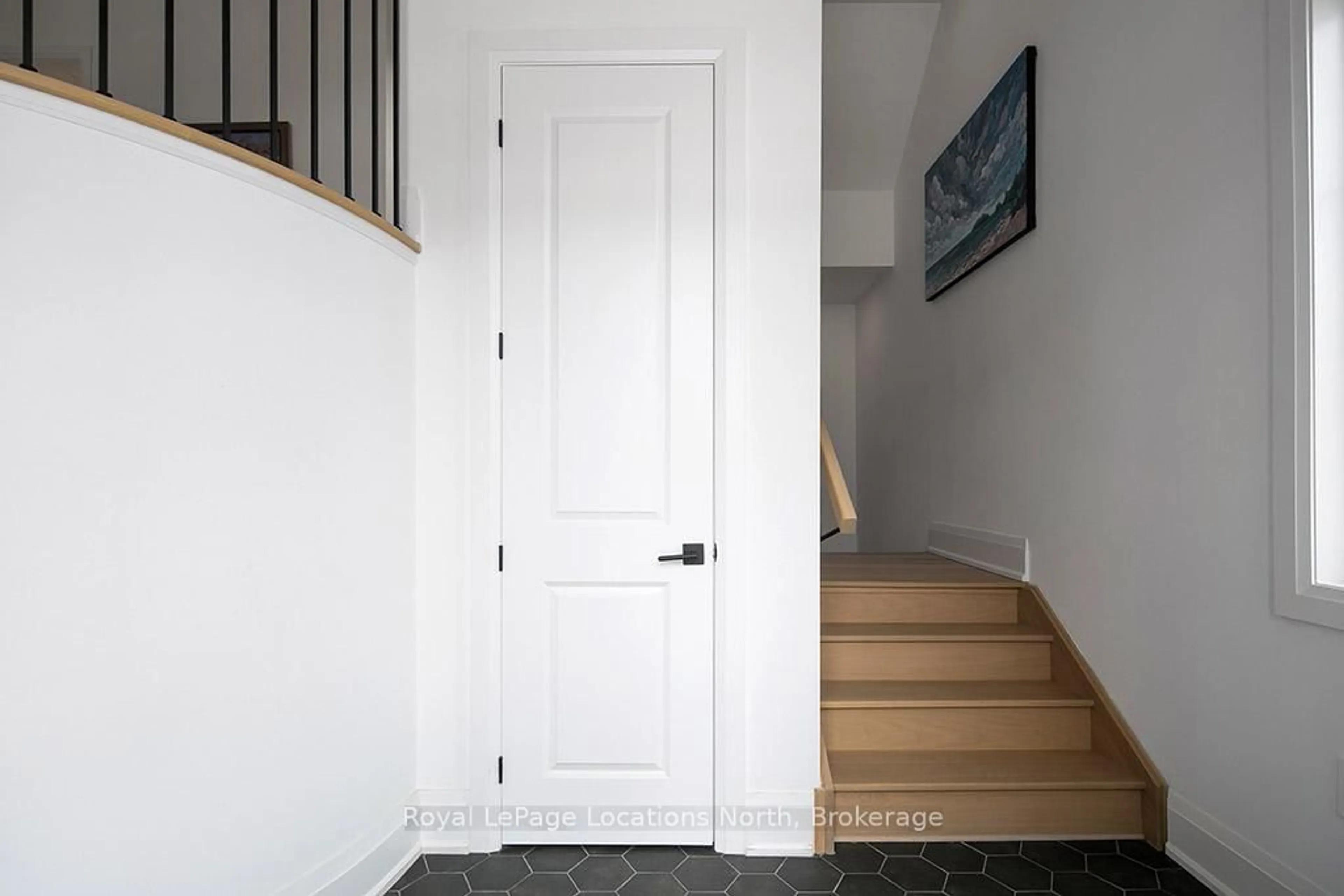 Indoor entryway for 11 Bay St #10, Blue Mountains Ontario N0H 2P0