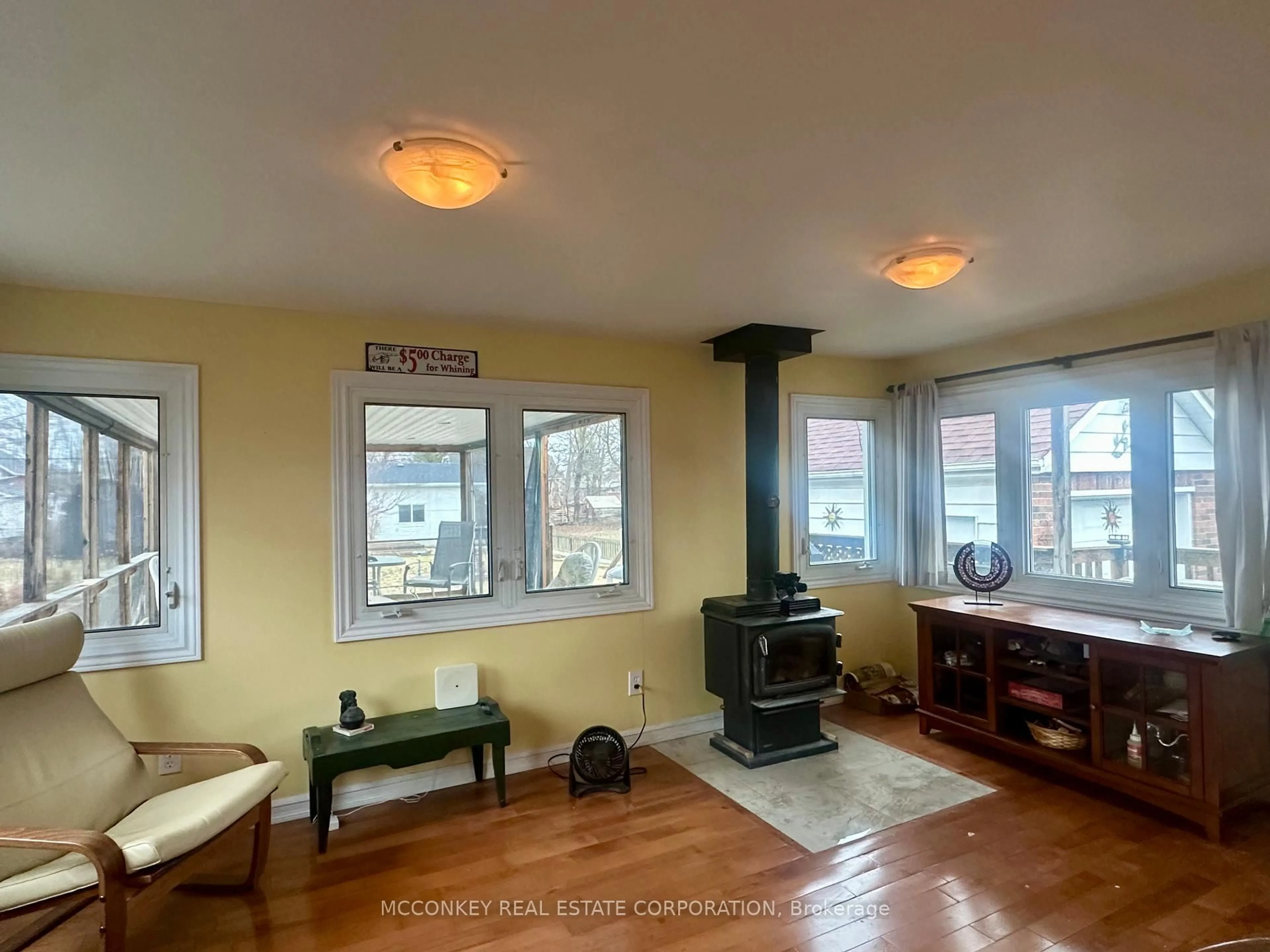 A pic of a room for 320 Mckellar St, Peterborough Ontario K9J 1P7