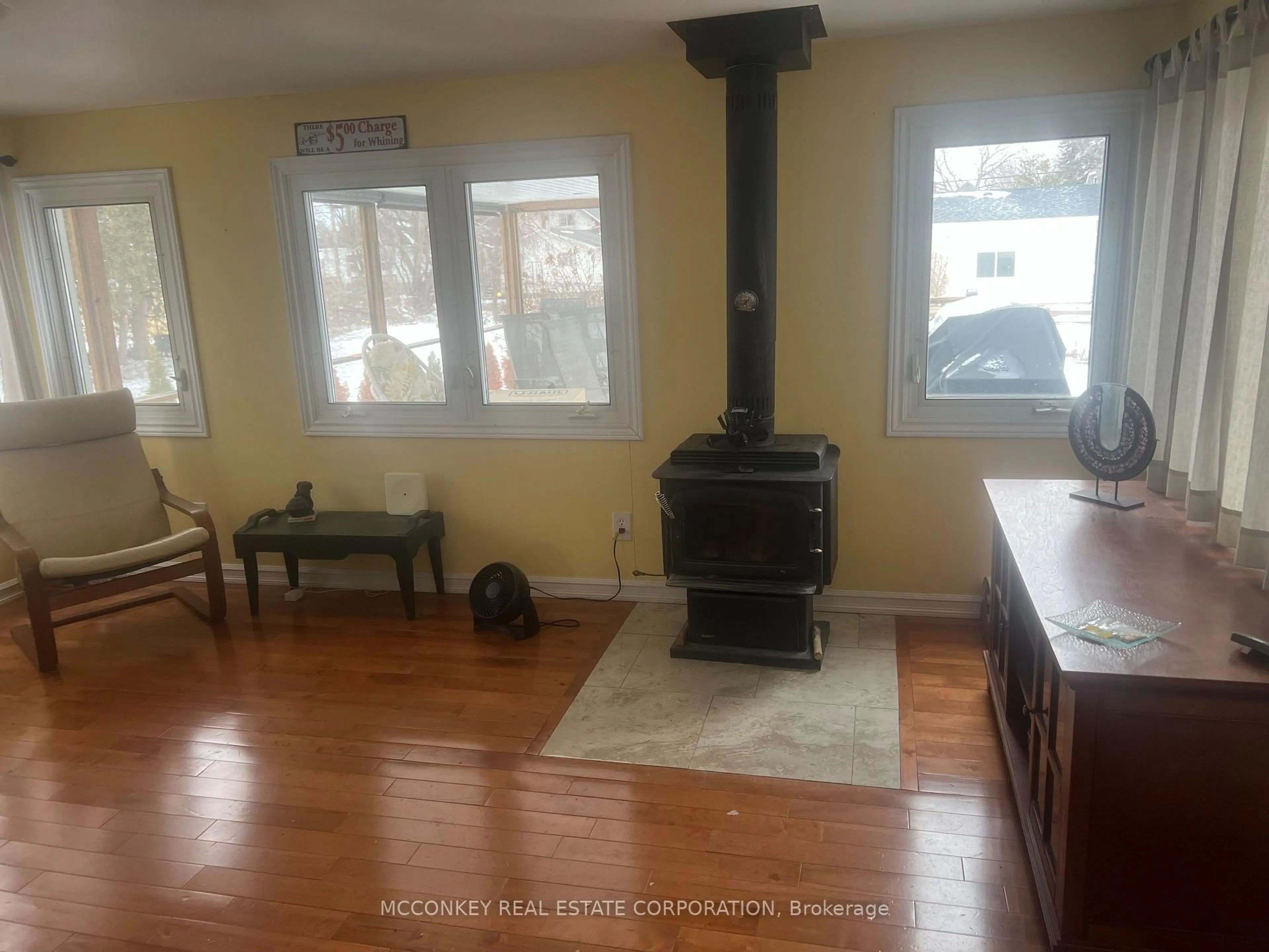 A pic of a room for 320 Mckellar St, Peterborough Ontario K9J 1P7