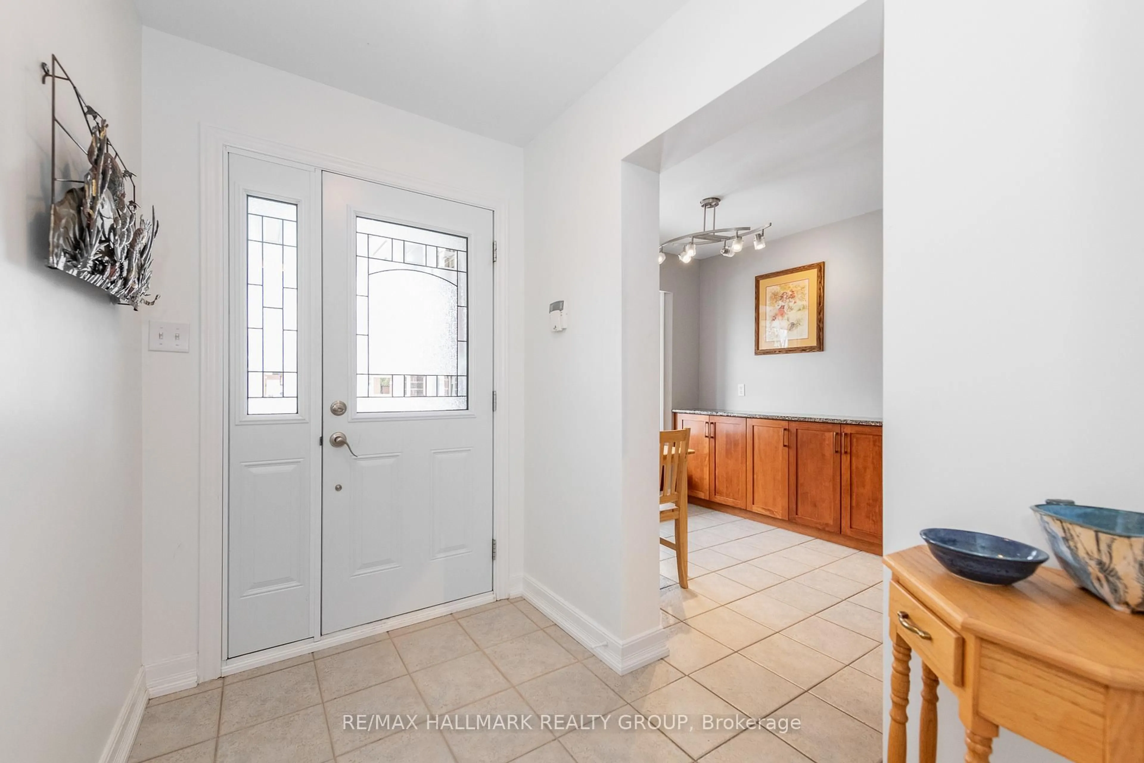 Indoor entryway for 6380 St Louis Dr, Ottawa Ontario K1C 2Y1