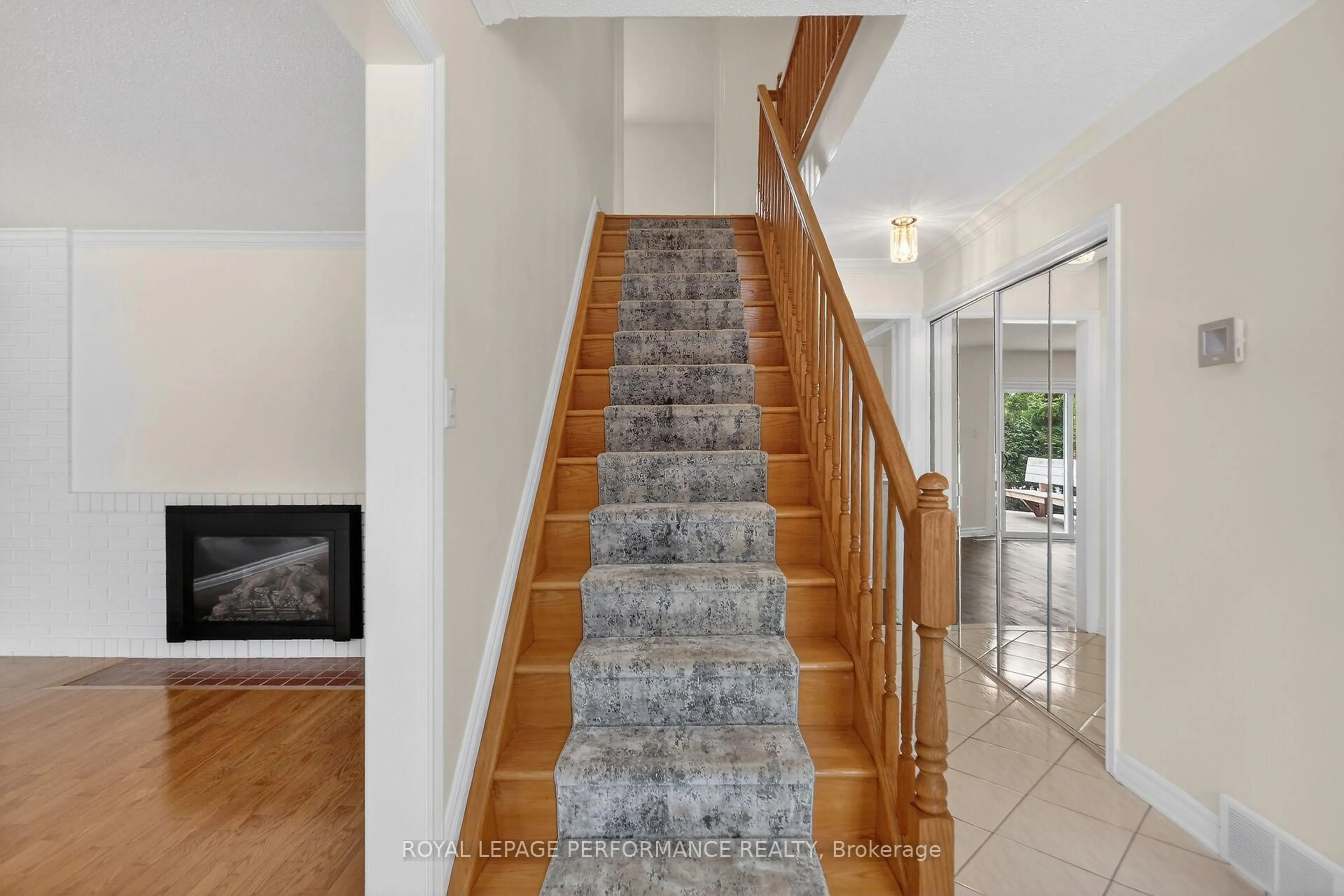 Stairs for 15 Hallowell Crt, Ottawa Ontario K2H 8N4