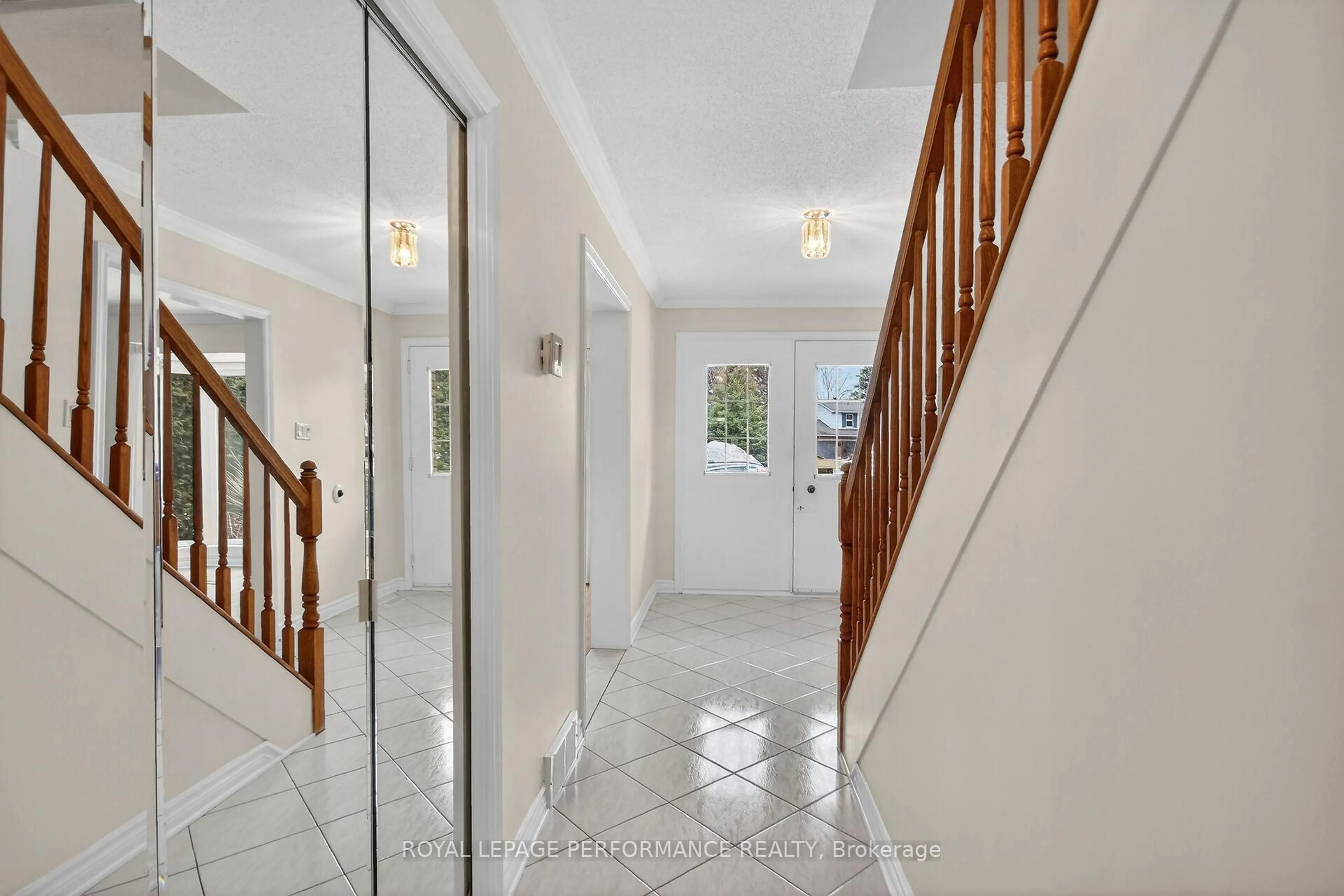 Indoor foyer for 15 Hallowell Crt, Ottawa Ontario K2H 8N4