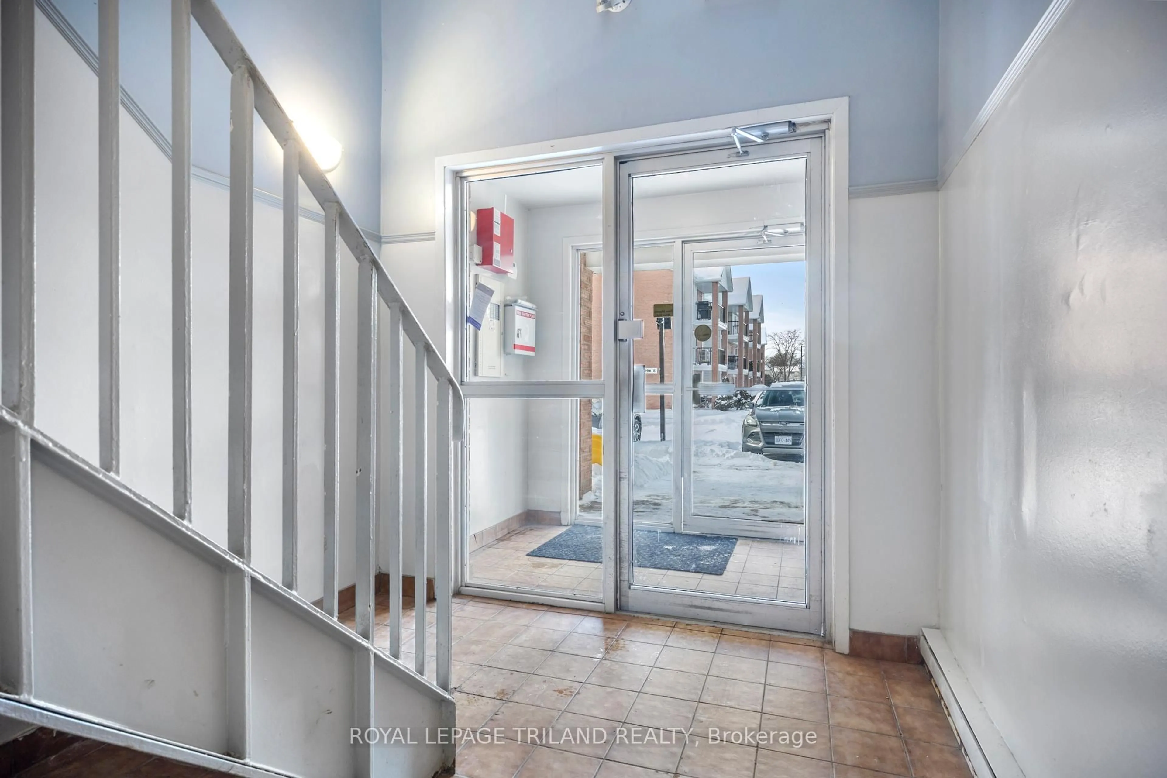 Indoor foyer for 1096 Jalna Blvd #97, London South Ontario N6E 3B8