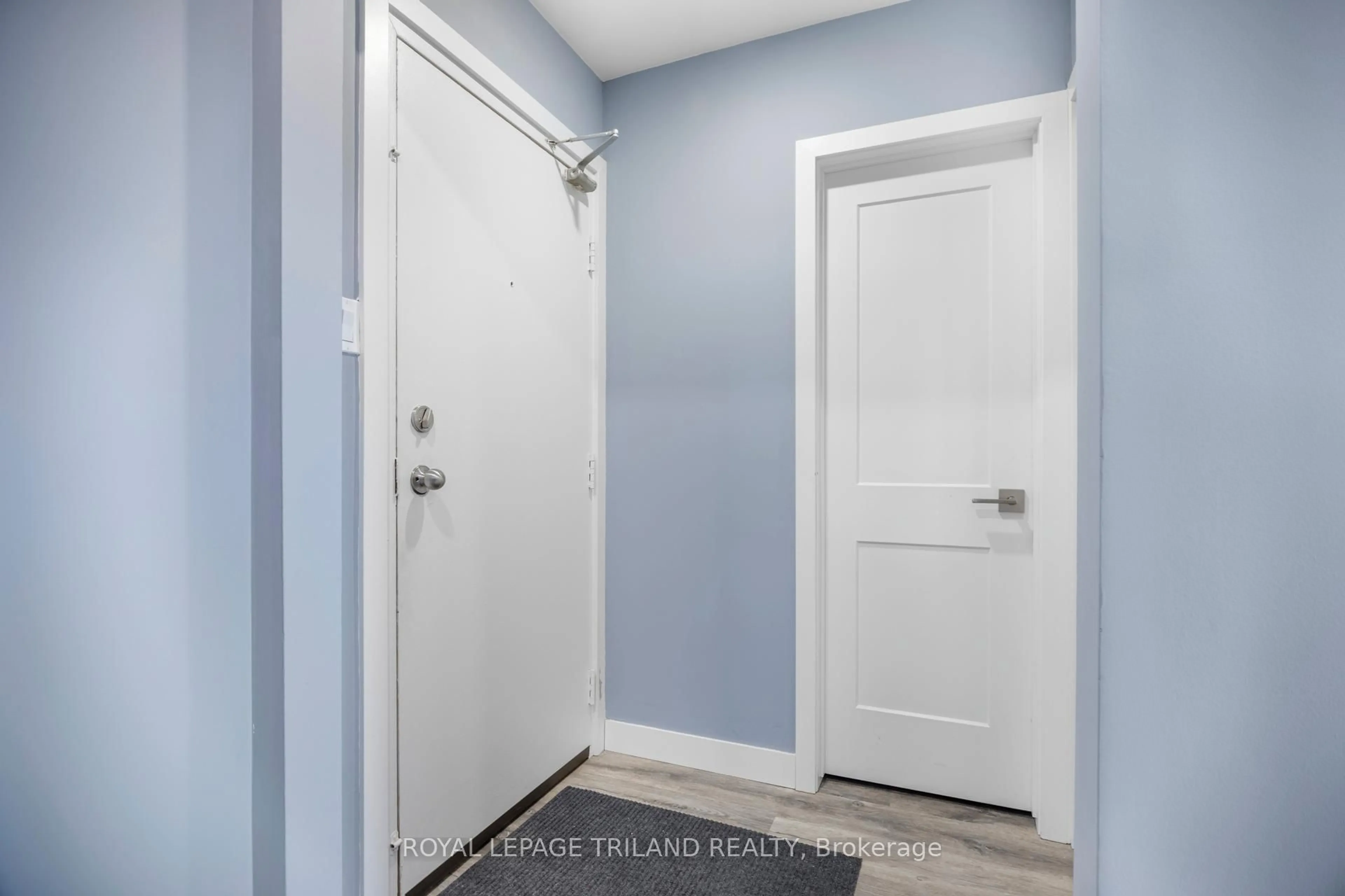 Indoor entryway for 1096 Jalna Blvd #97, London South Ontario N6E 3B8