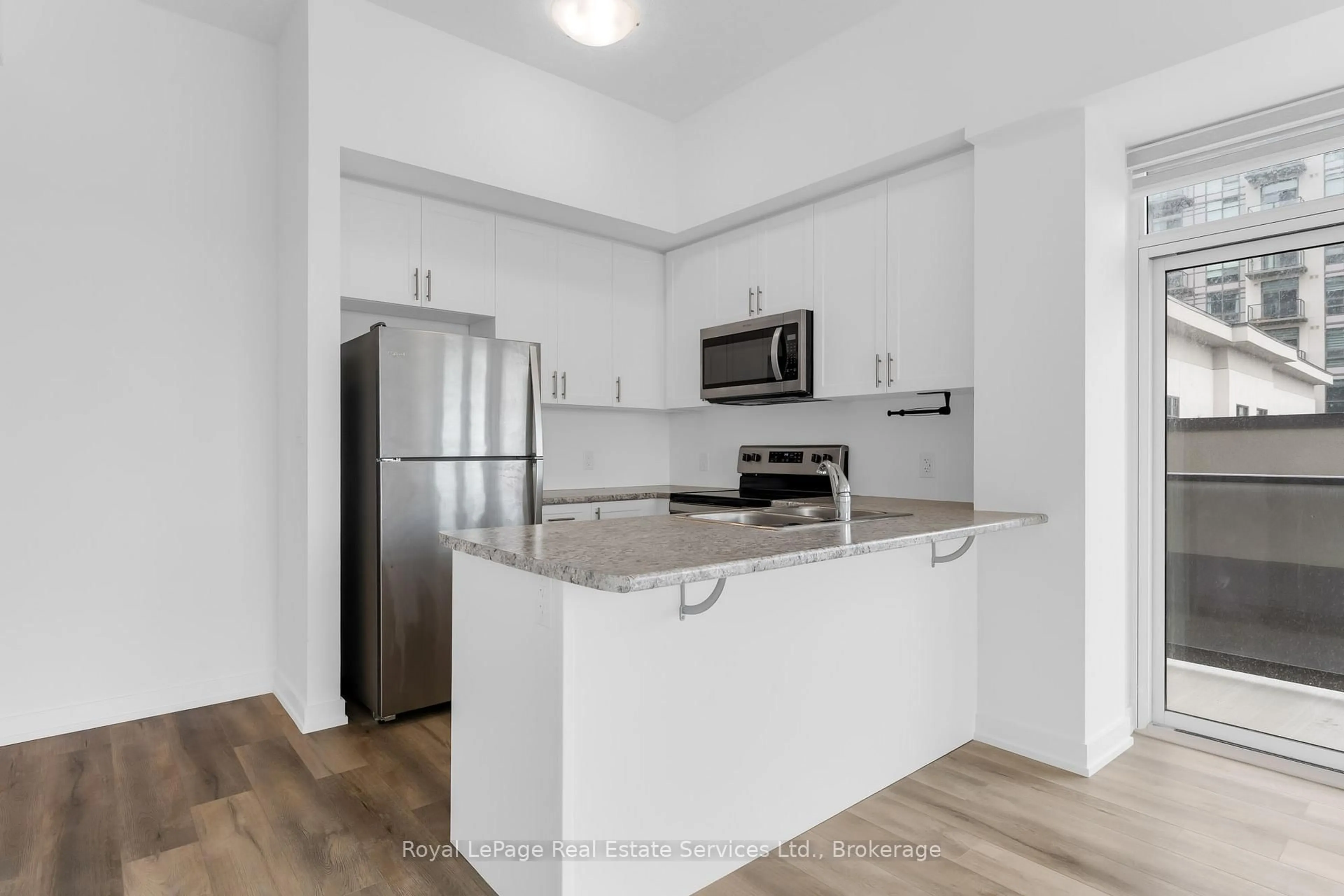 Standard kitchen, unknown for 470 Dundas St #502, Hamilton Ontario L8B 2A6