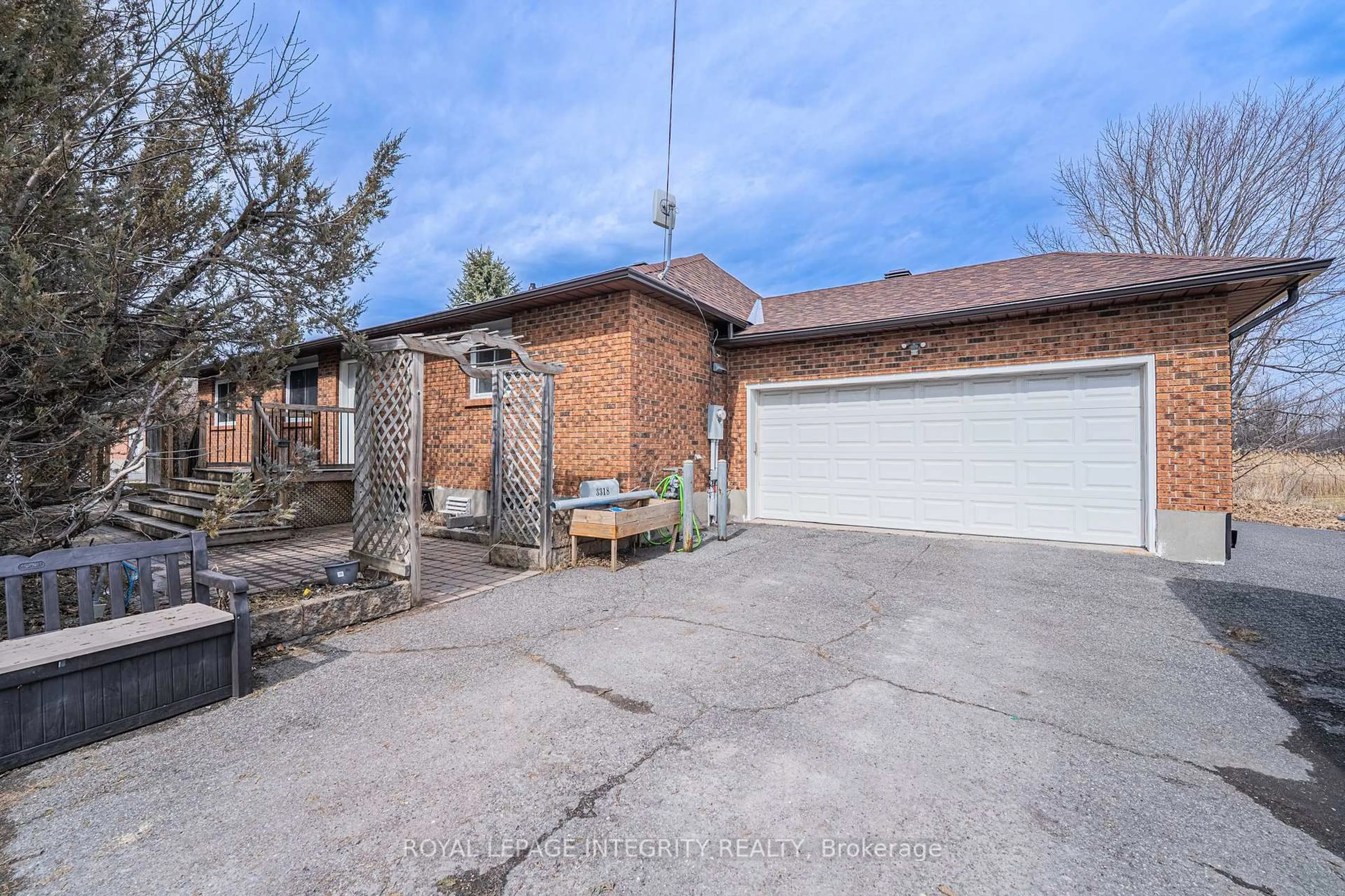 A pic from outside/outdoor area/front of a property/back of a property/a pic from drone, street for 3318 DUNROBIN Rd, Ottawa Ontario K0A 3M0