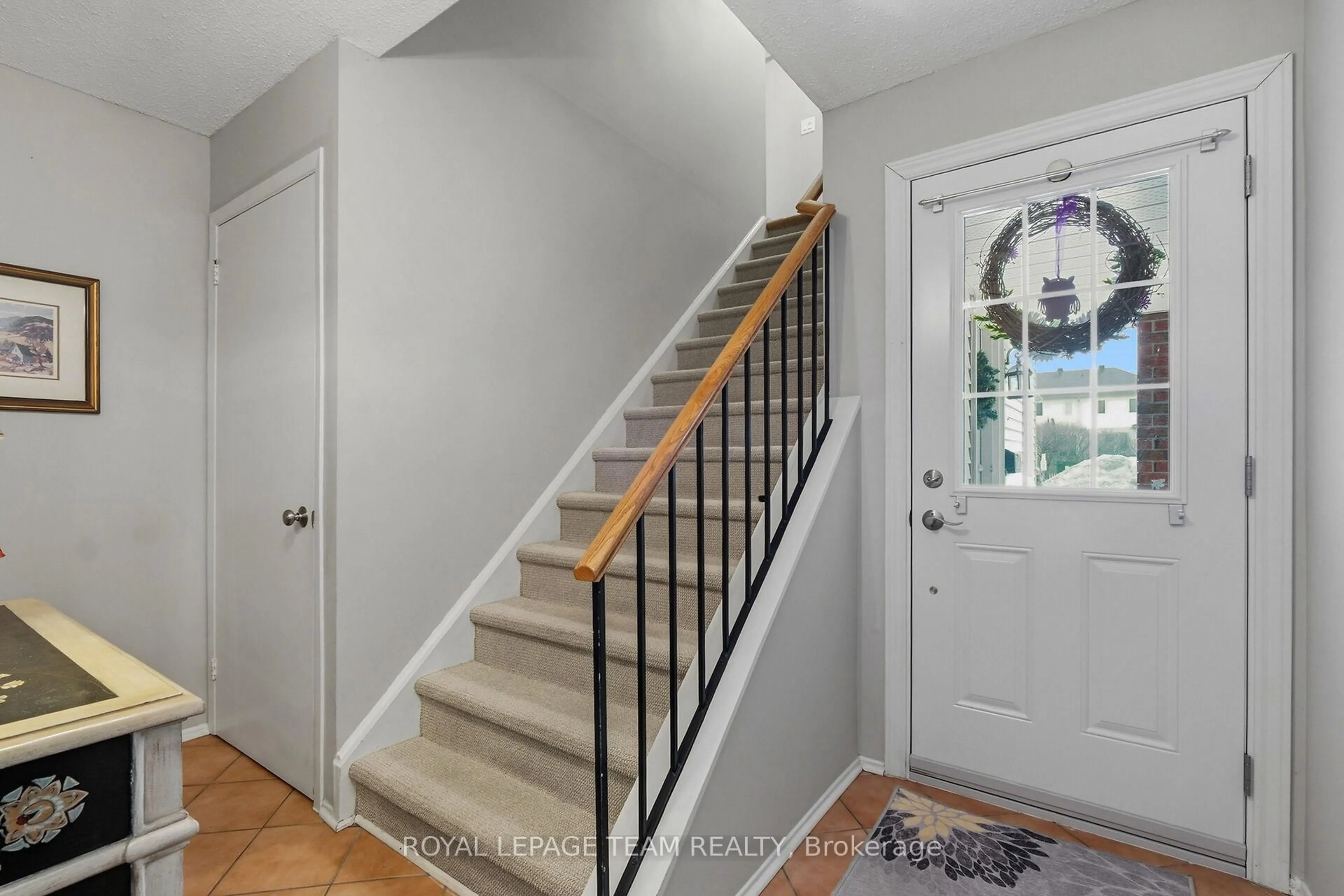 Indoor entryway for 140 Rushford Private #40, Ottawa Ontario K1T 3E2