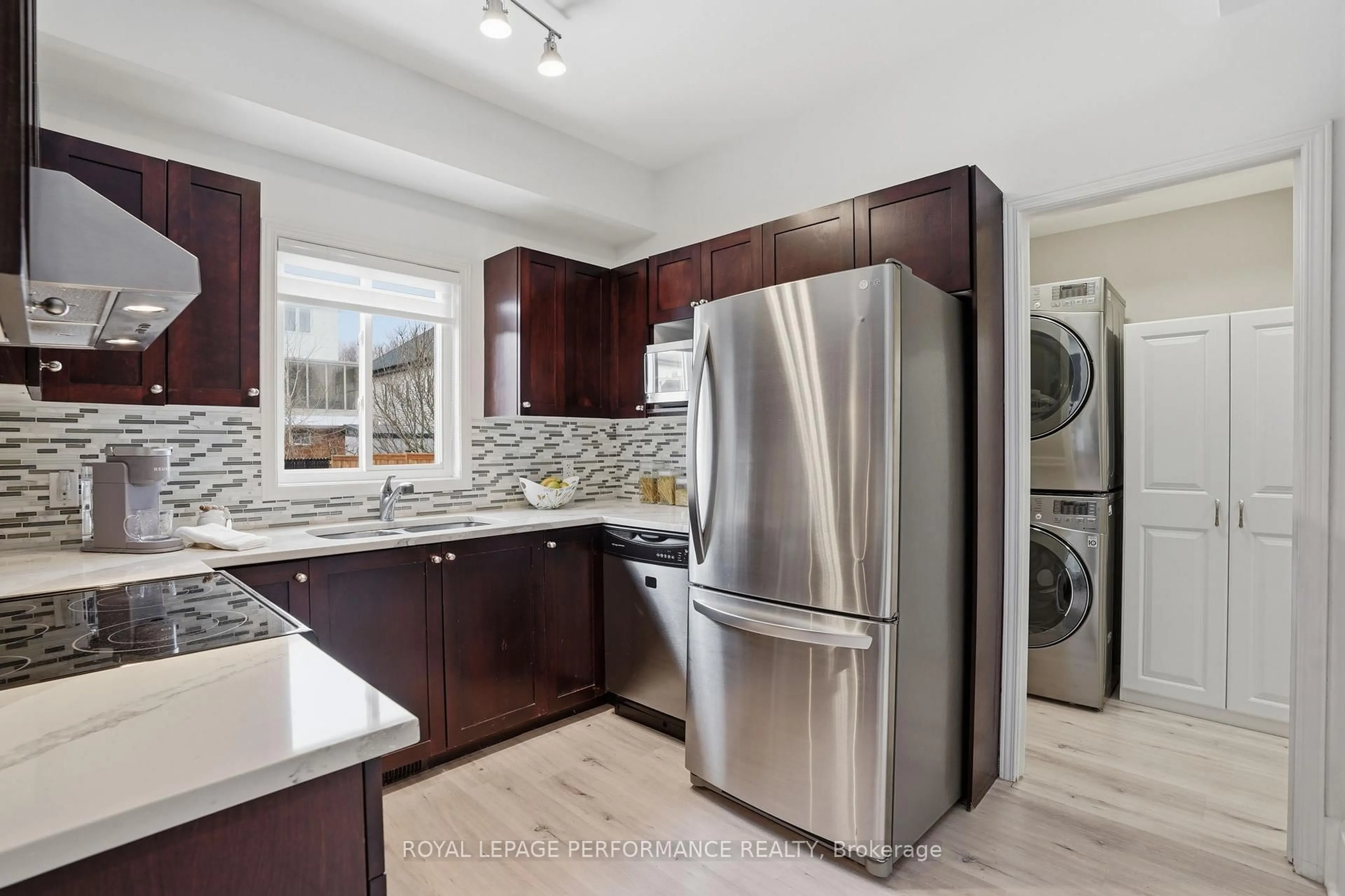 Open concept kitchen, unknown for 420 Crystal Crt, Clarence-Rockland Ontario K4K 0A1