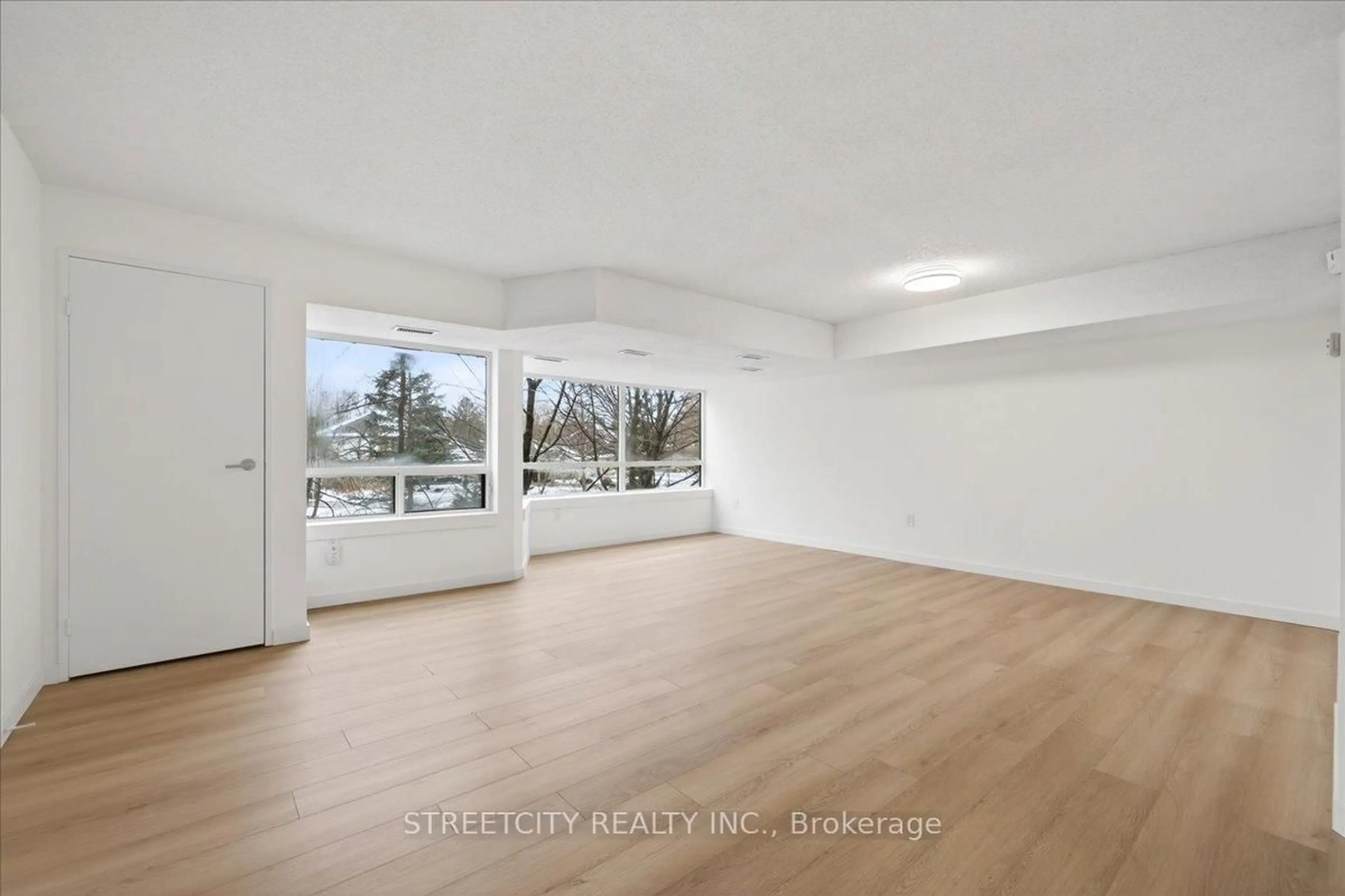 Indoor entryway for 521 Riverside Dr #301, London North Ontario N6H 5E2