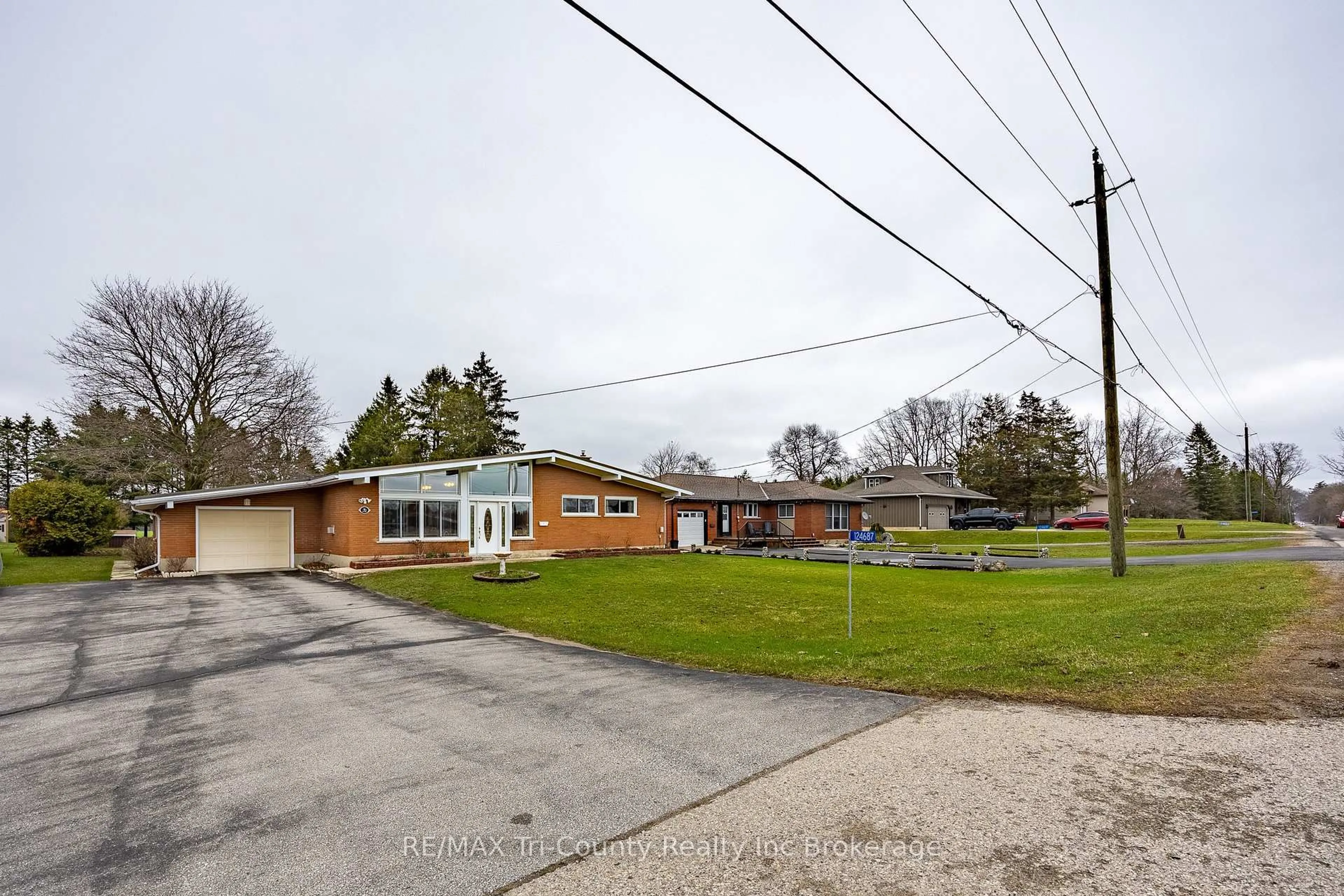 A pic from outside/outdoor area/front of a property/back of a property/a pic from drone, street for 124687 MALL Rd, Norwich Ontario N4G 2T2