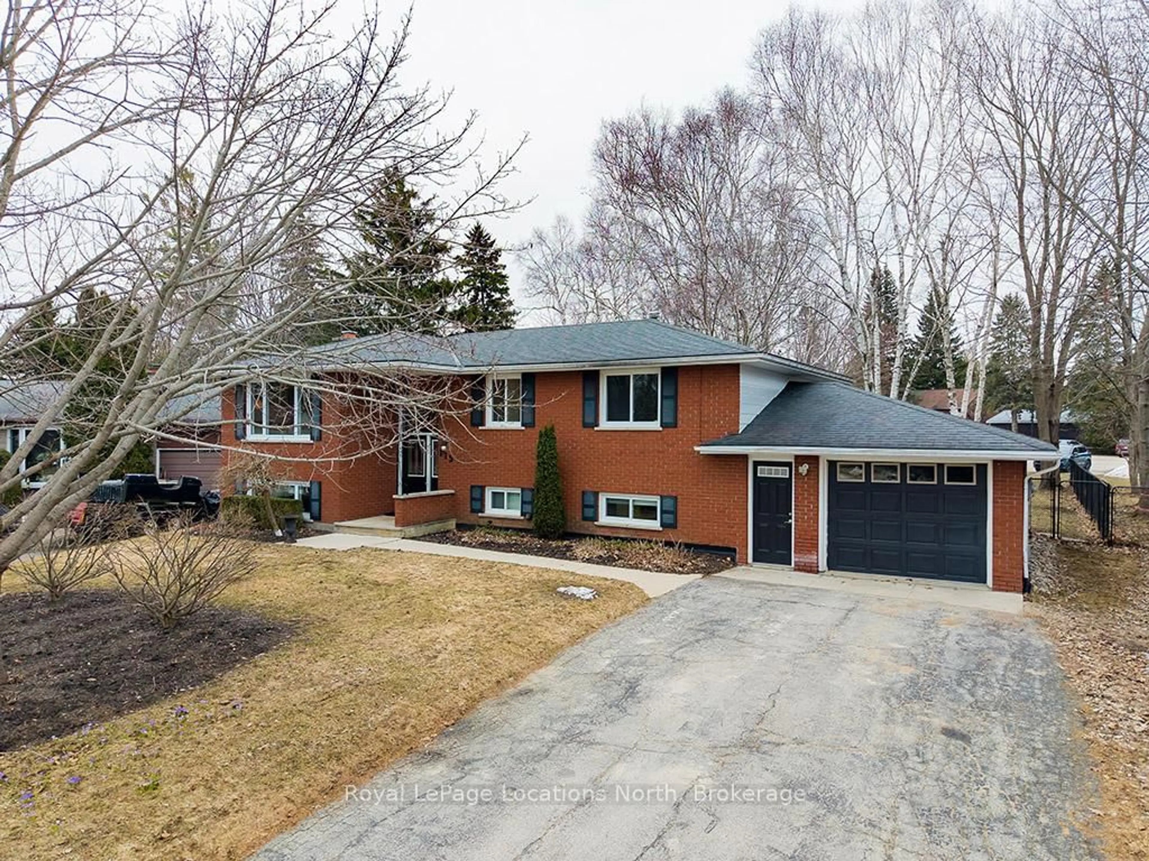 A pic from outside/outdoor area/front of a property/back of a property/a pic from drone, street for 115 Applevale Crt, Blue Mountains Ontario N0H 2P0