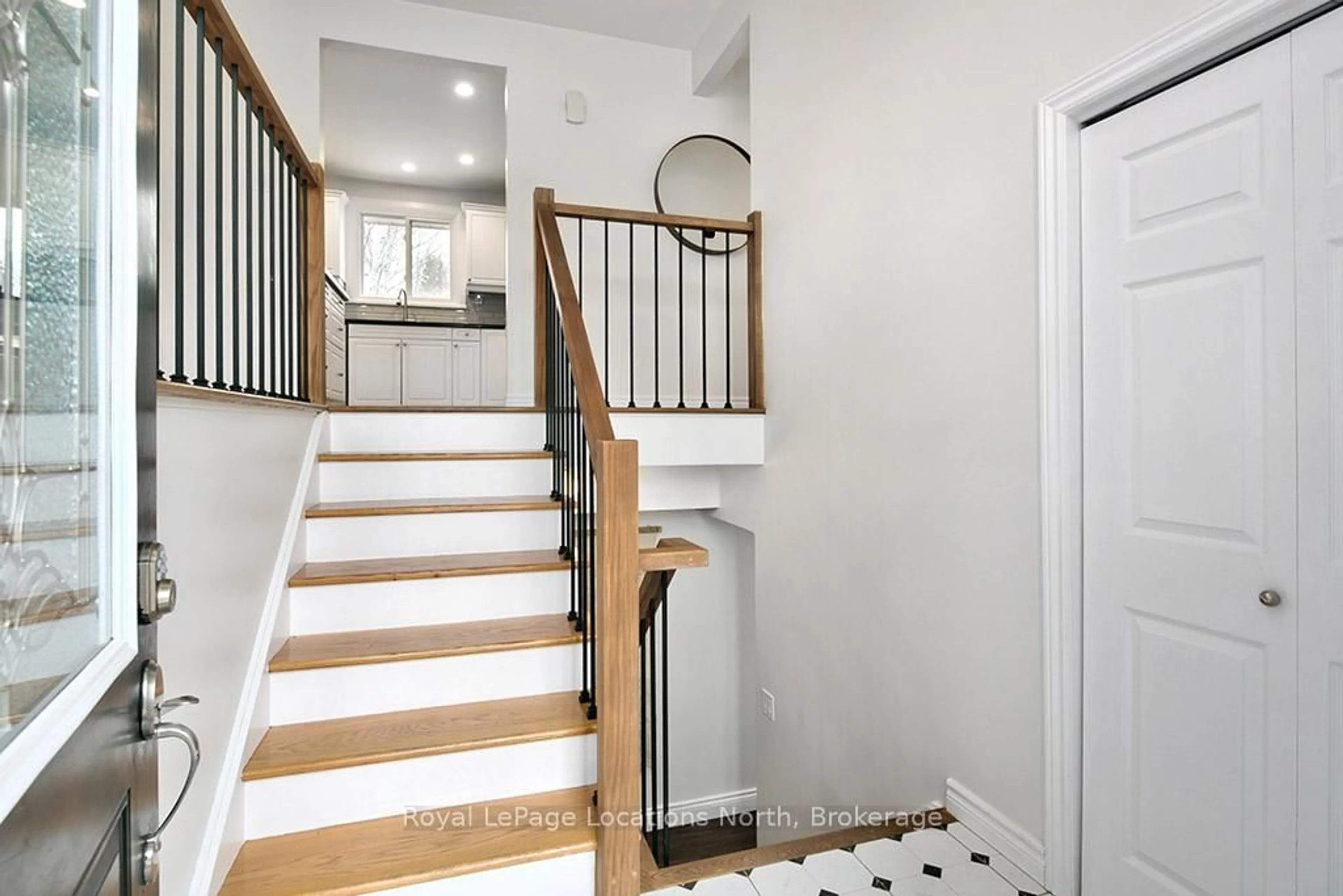 Stairs for 115 Applevale Crt, Blue Mountains Ontario N0H 2P0