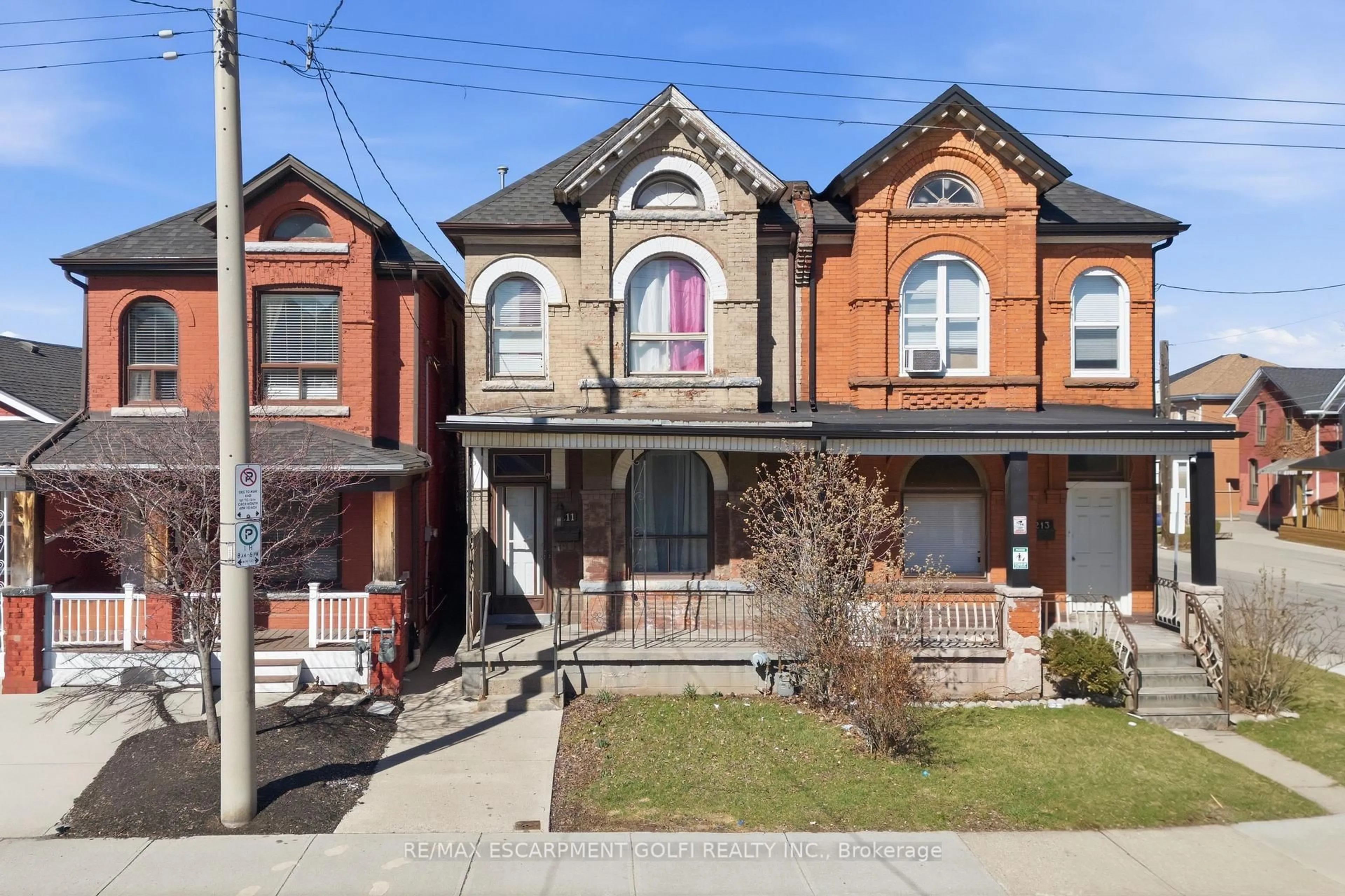 Home with brick exterior material, street for 211 West Ave, Hamilton Ontario L8L 5C7