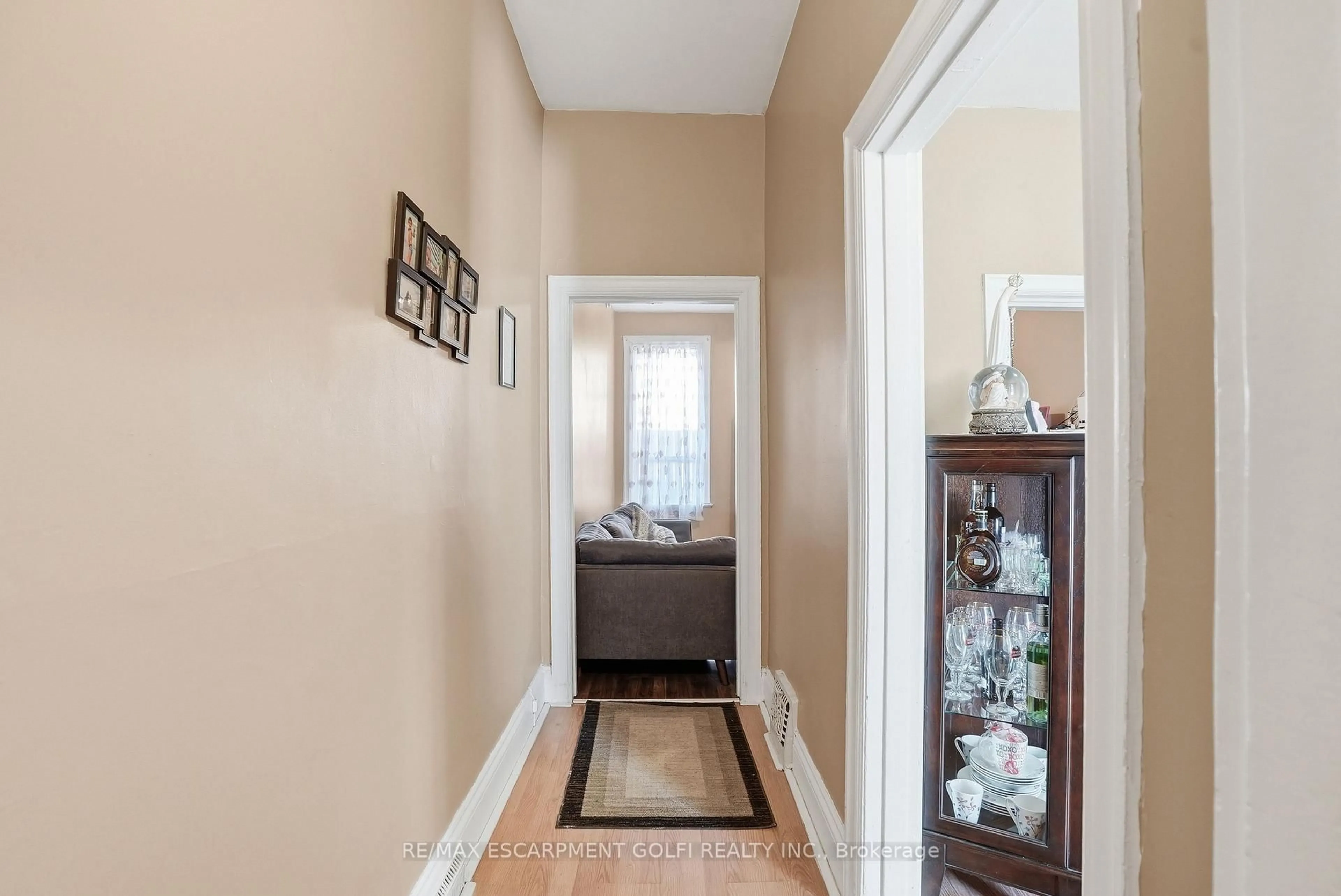 Indoor entryway for 211 West Ave, Hamilton Ontario L8L 5C7