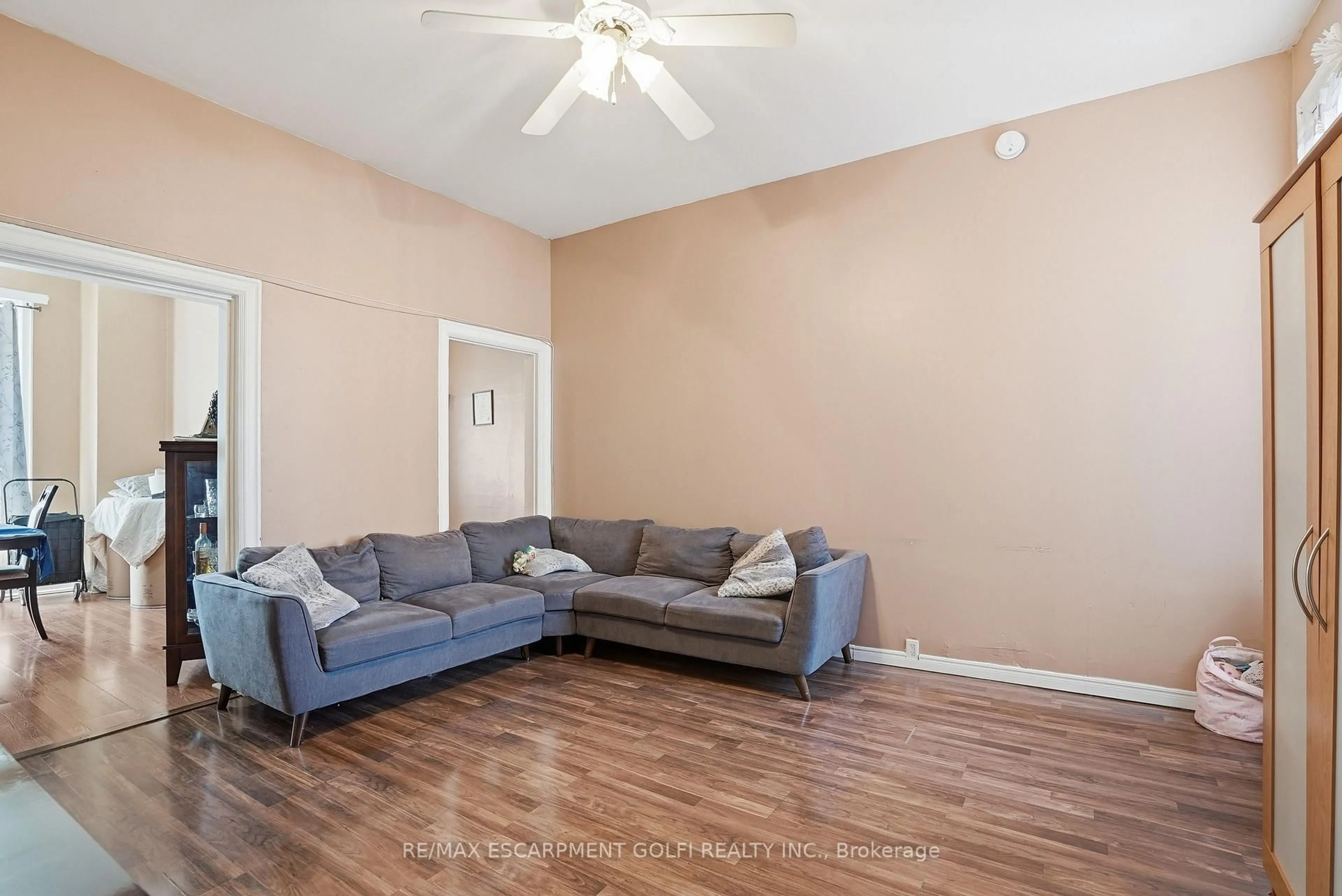 Living room with furniture, unknown for 211 West Ave, Hamilton Ontario L8L 5C7