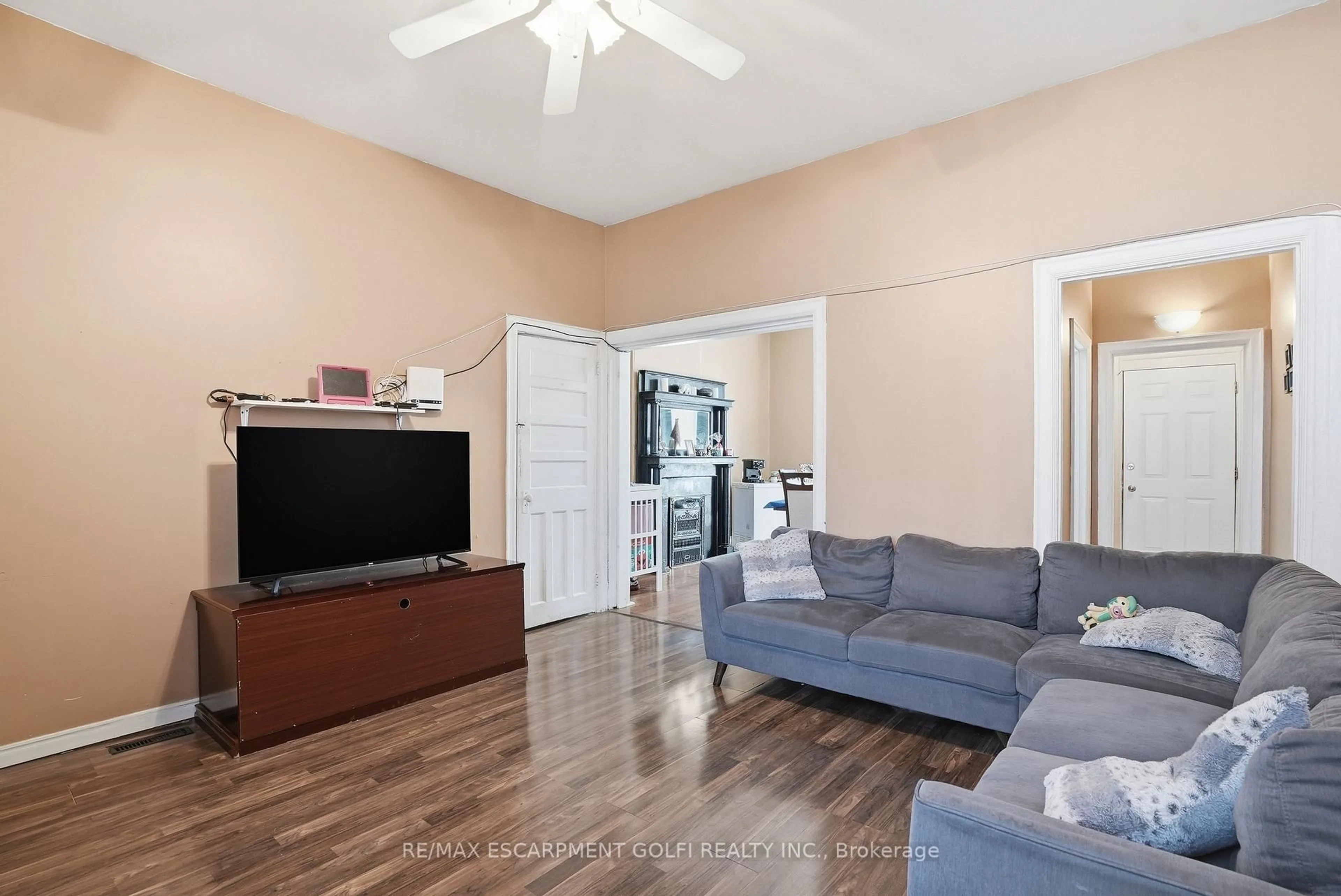 Living room with furniture, unknown for 211 West Ave, Hamilton Ontario L8L 5C7