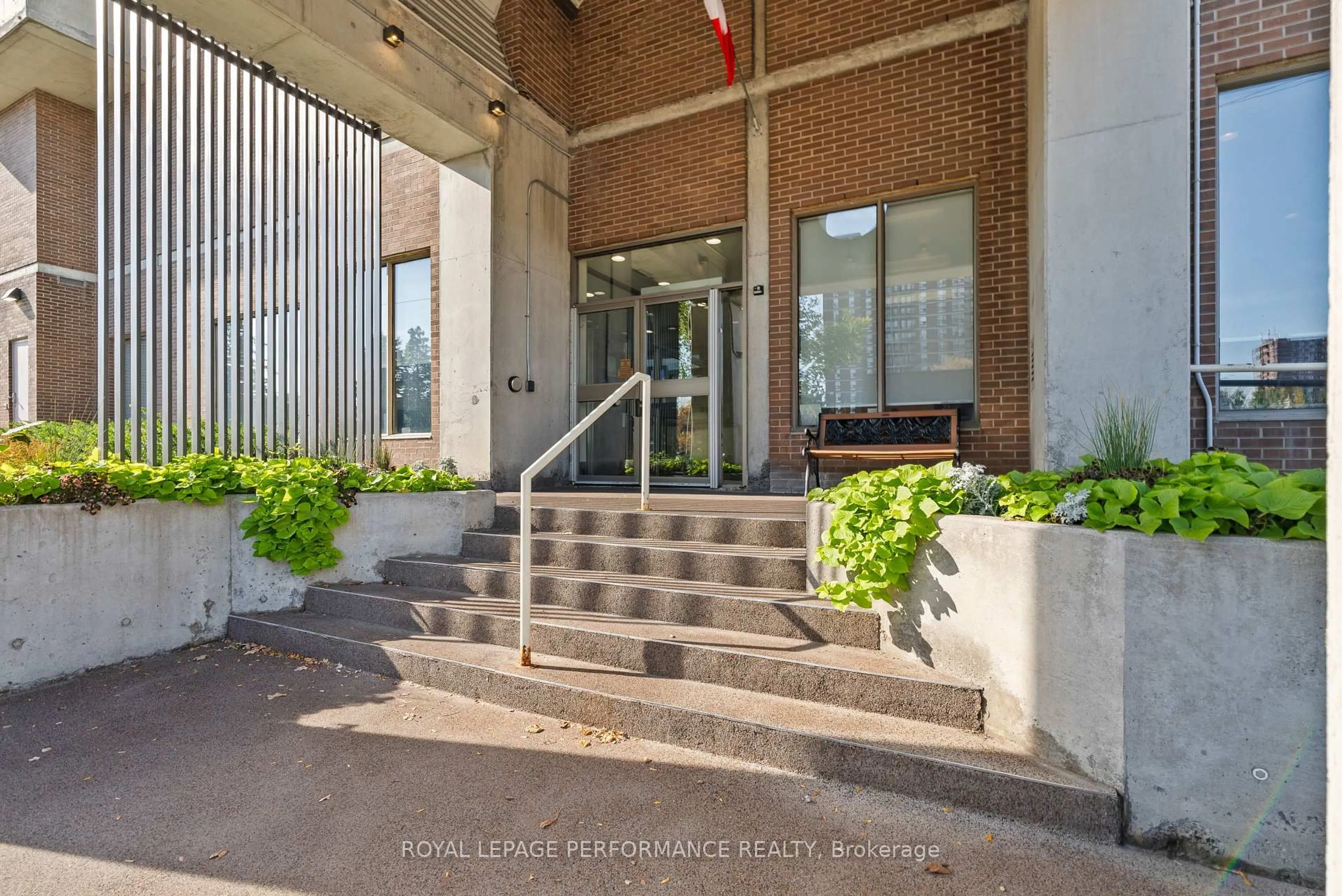 Indoor foyer for 200 Lafontaine Ave #Unit #407, Ottawa Ontario K1L 8K8