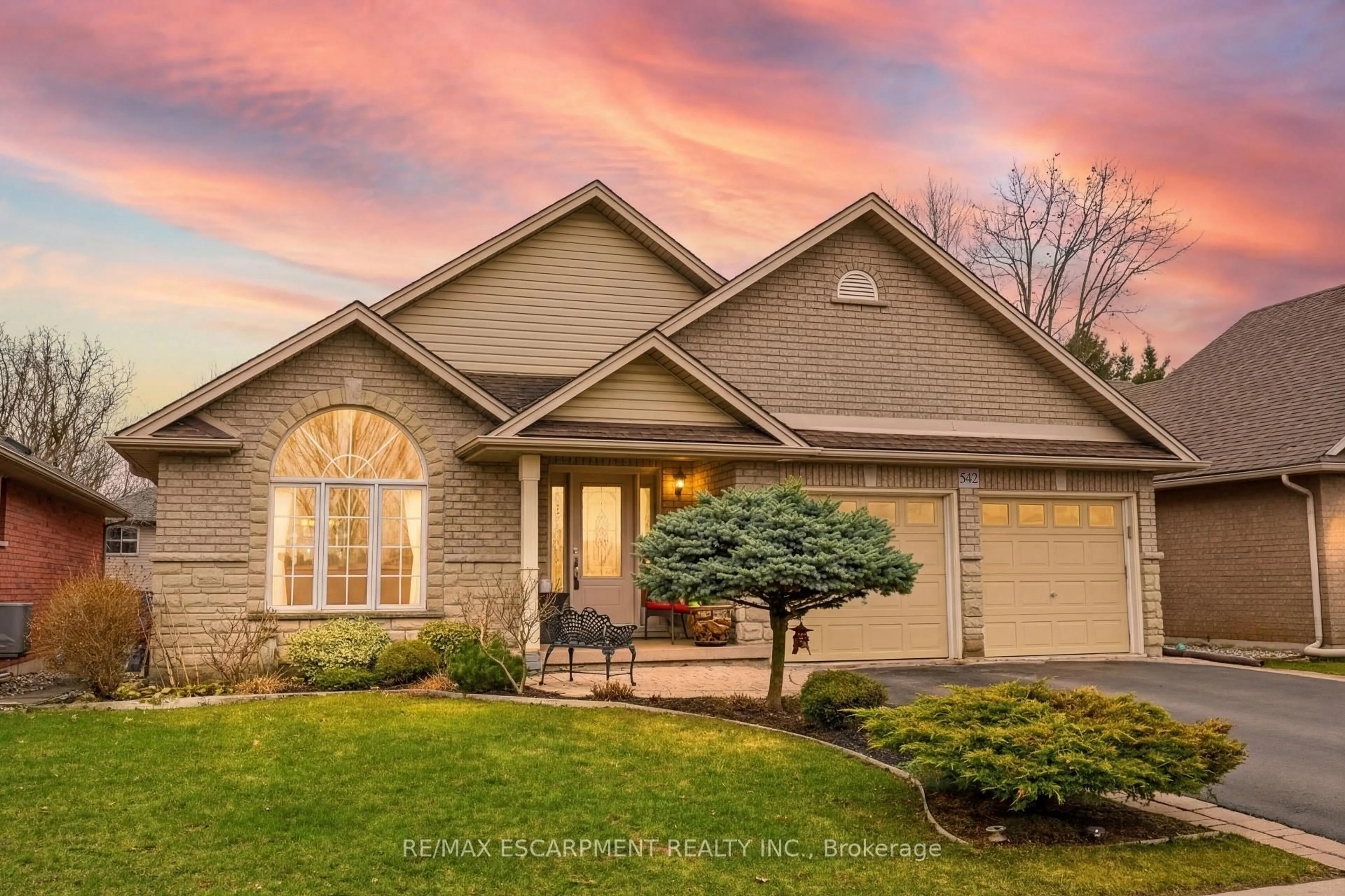 Home with vinyl exterior material, street for 542 Jerseyville Rd, Hamilton Ontario L9G 3L5