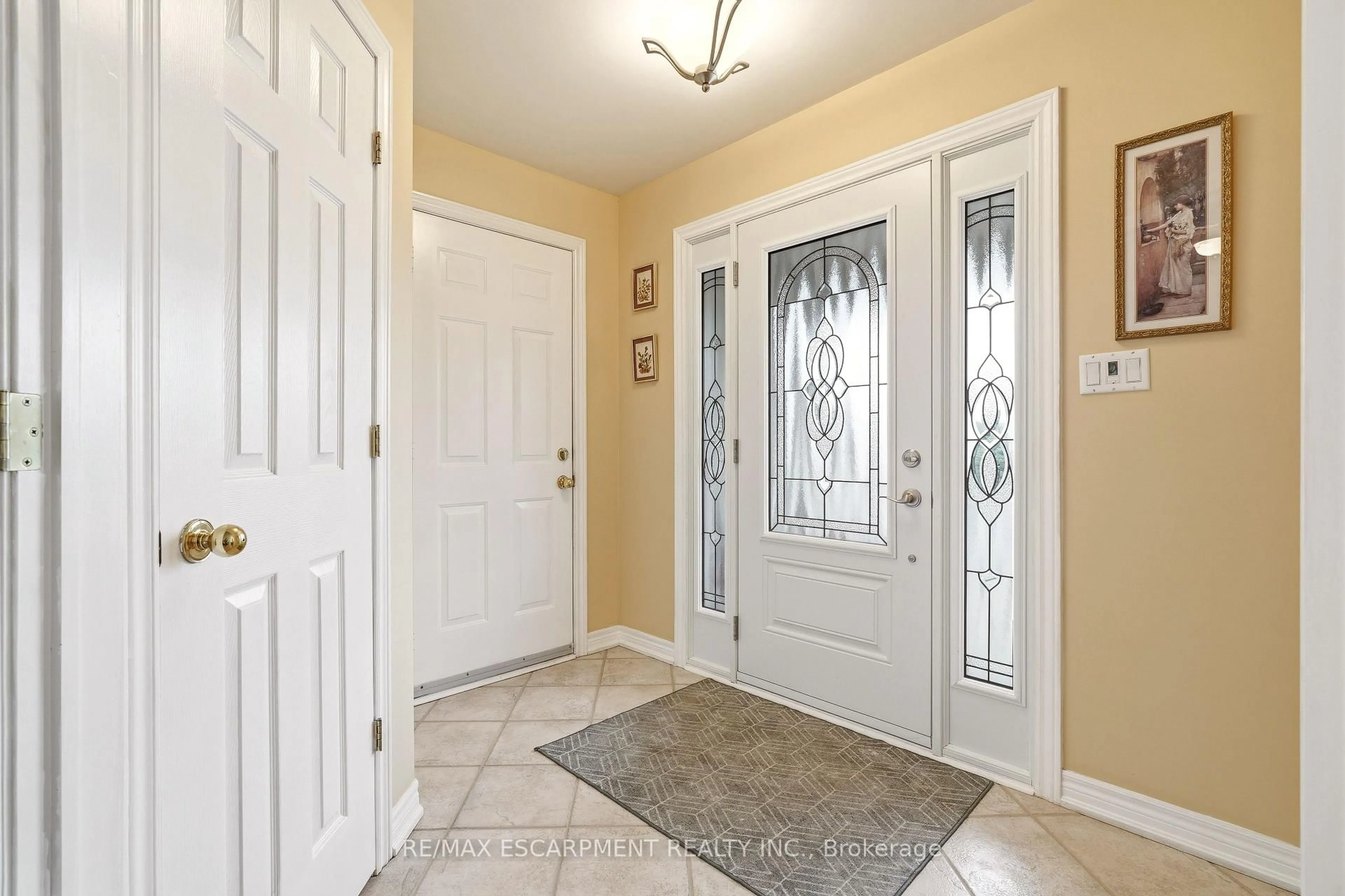 Indoor entryway for 542 Jerseyville Rd, Hamilton Ontario L9G 3L5
